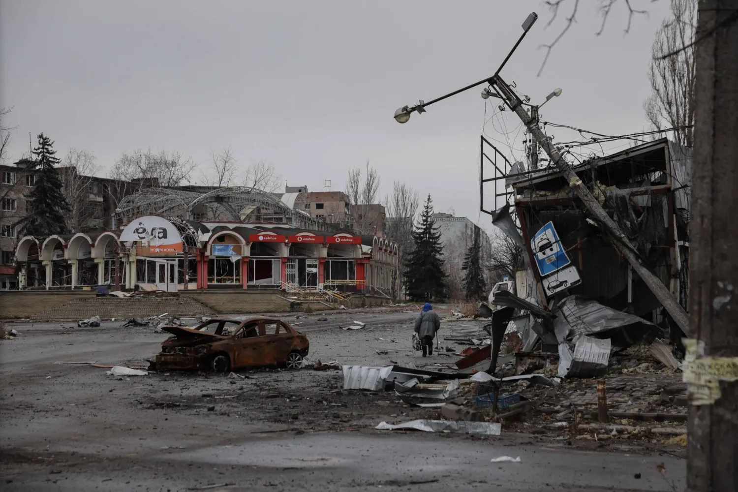 الدمار يظهر في حي أوكراني بمنطقة دونيتسك (الجيش الأوكراني - أ.ف.ب)