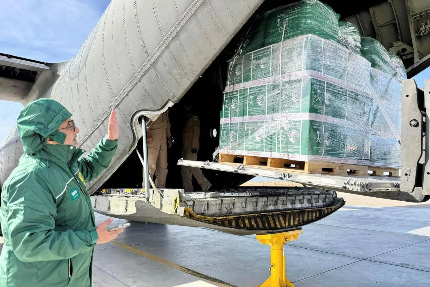 حملت الطائرة الإغاثية على متنها سلالاً غذائية وحقائب إيوائية تمهيداً لنقلها إلى المتضررين من الشعب الفلسطيني داخل غزة (واس)