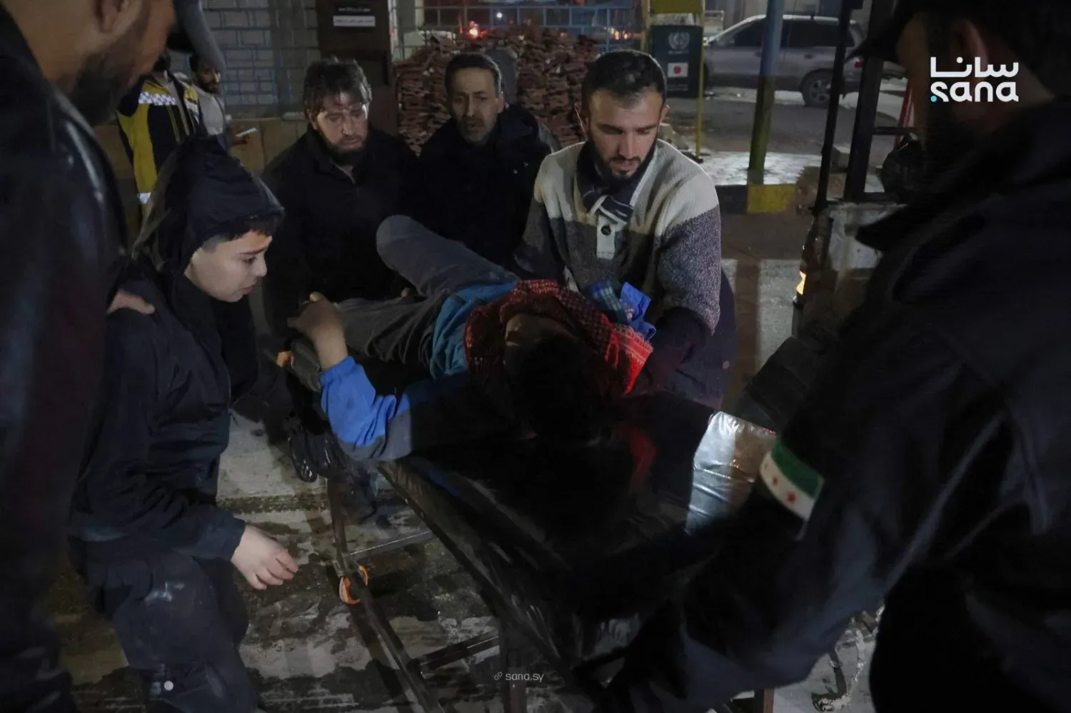 Halep'teki Şeyh Maksud mahallesinden yerleşim bölgelerine yapılan bombardıman sonucu yaralananlar el-Razi Hastanesi'ne sevk edildi (SANA)