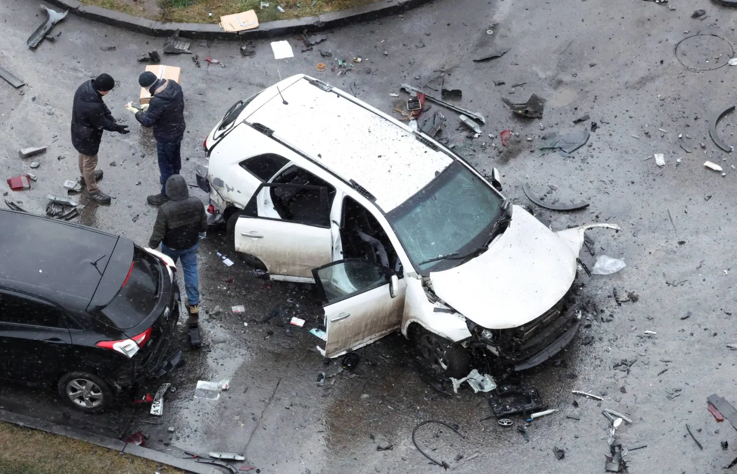 محققون في موقع اغتيال الجنرال الروسي بموسكو أمس (رويترز)