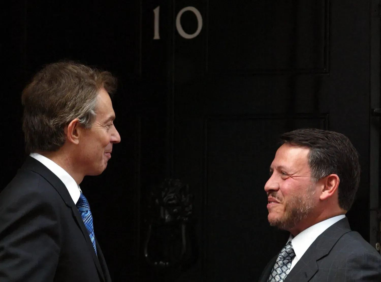 Tony Blair, belgede bahsedilen görüşmelerinden önce 25 Şubat 2003'te Londra'da Kral II. Abdullah'ı kabul ediyor (AFP)