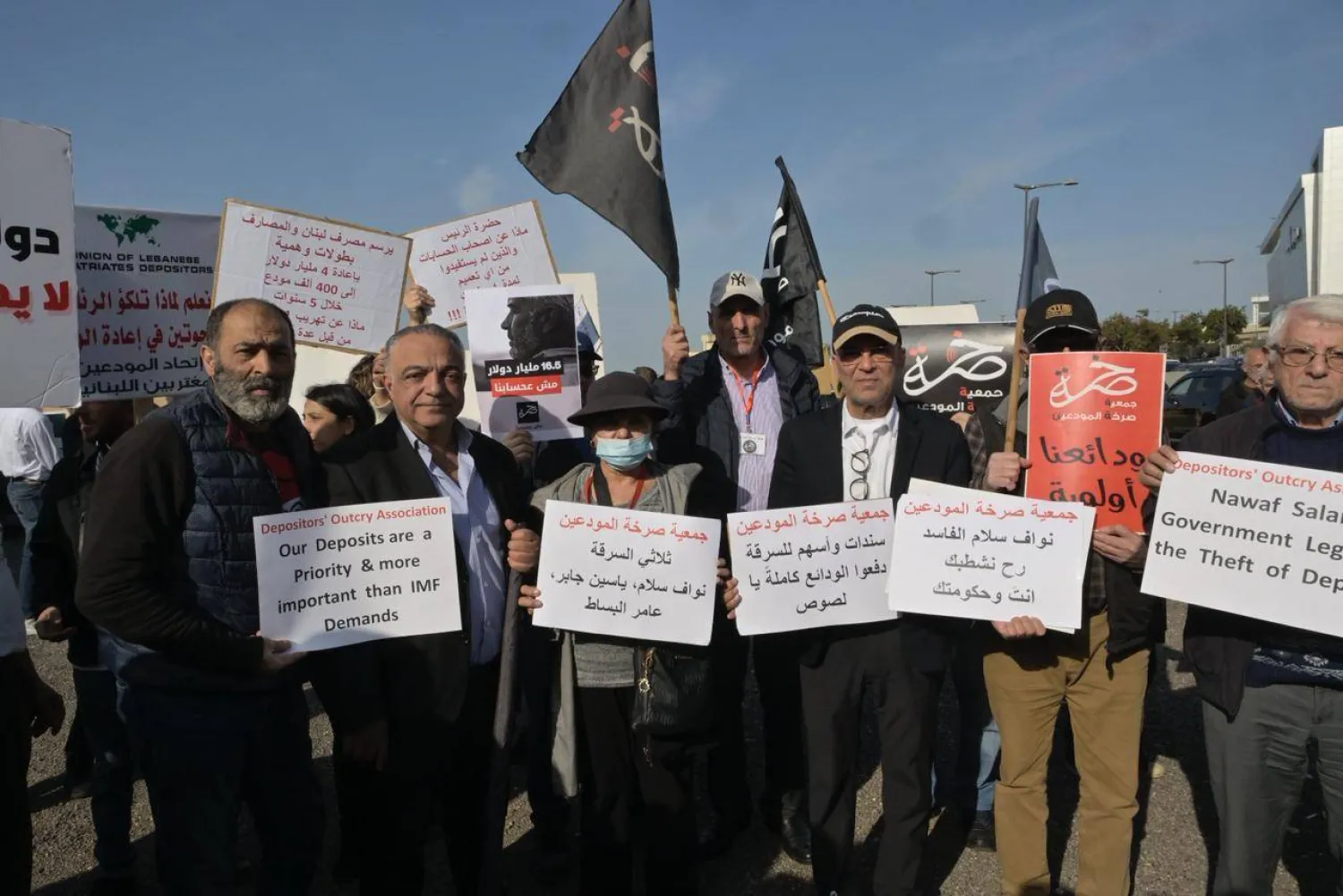 مودعون يعترضون على مشروع قانون حكومي لاستعادة الودائع بالتزامن مع انعقاد جلسة لمجلس الوزراء في القصر الرئاسي شرق بيروت (الشرق الأوسط)