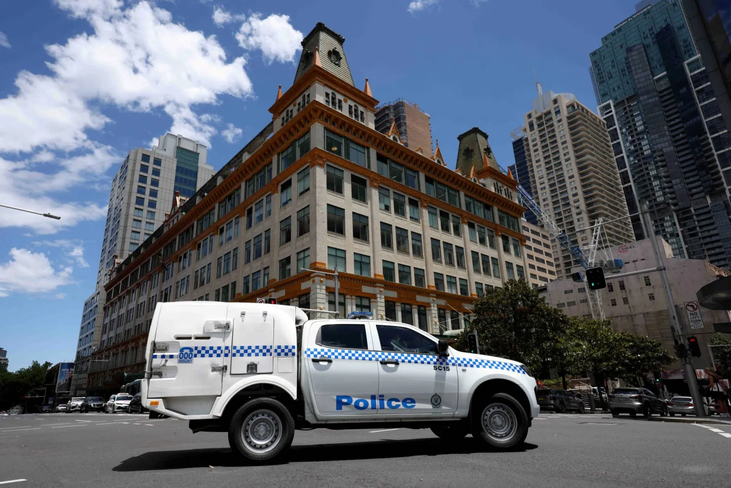 سيارة شرطة تمر أمام محكمة داونينغ سنتر المحلية في سيدني (رويترز)