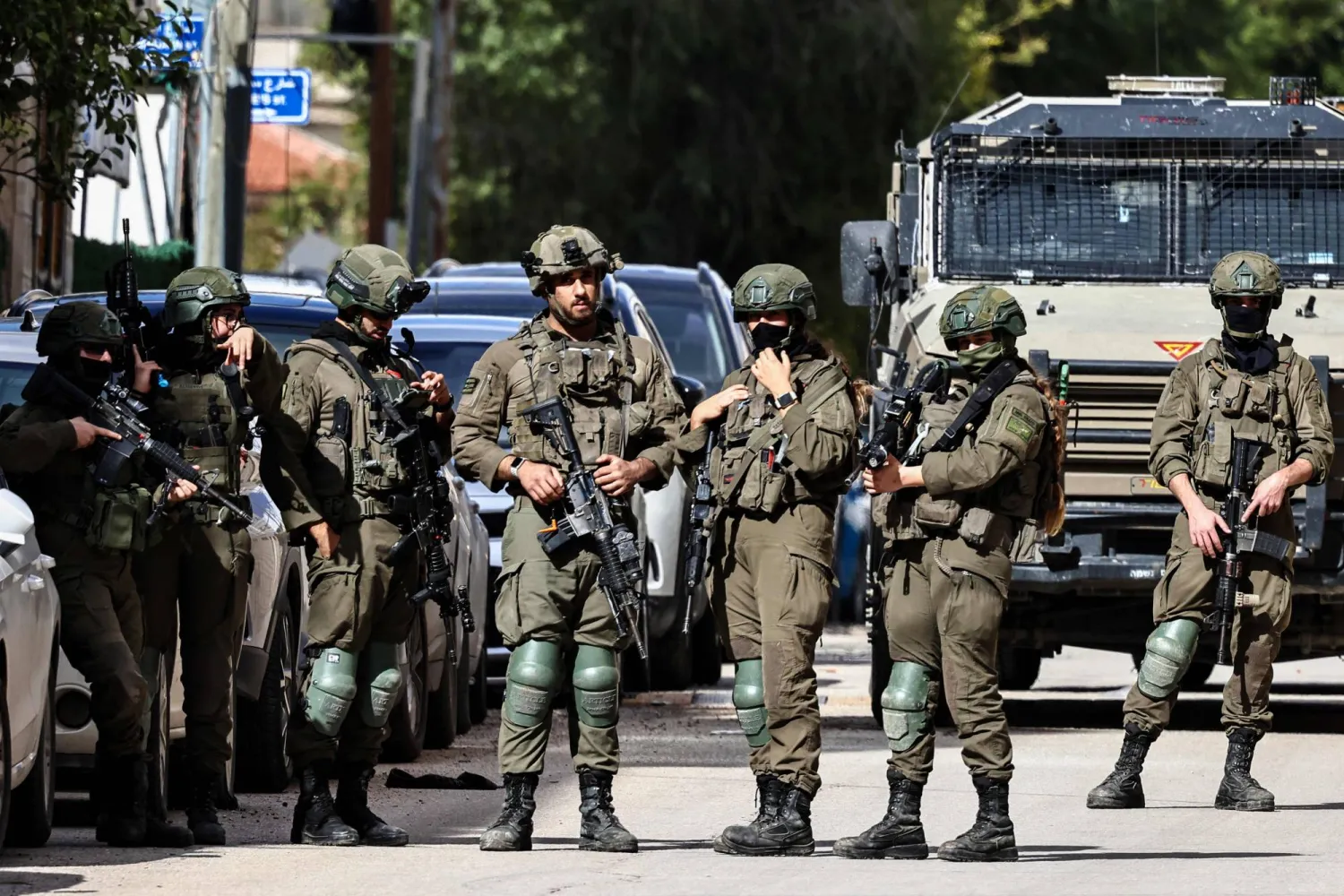 جنود إسرائيليون خلال دورية في رام الله (أ.ف.ب)