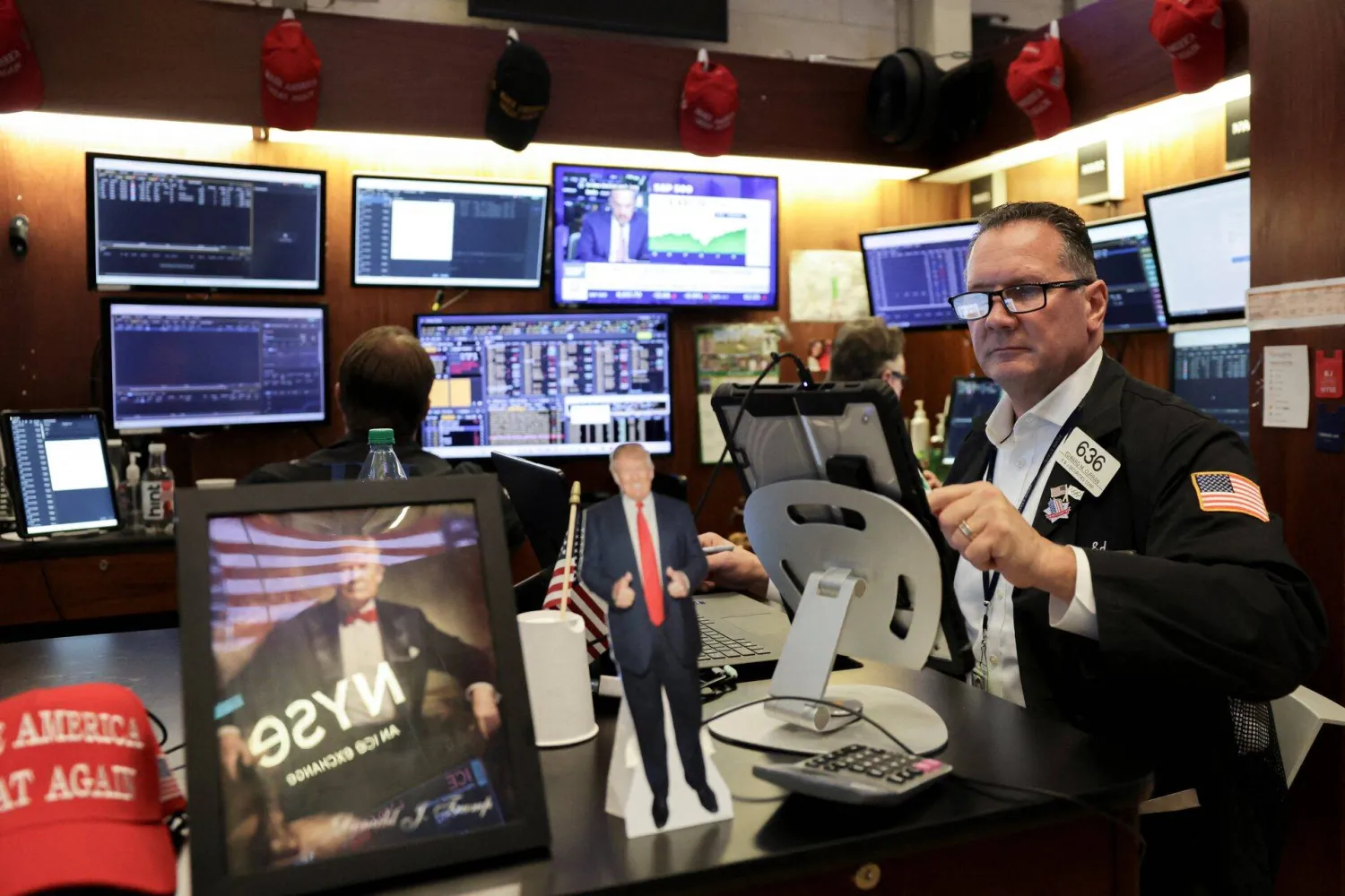 يتعامل أحد المتداولين على أرضية بورصة نيويورك (رويترز)