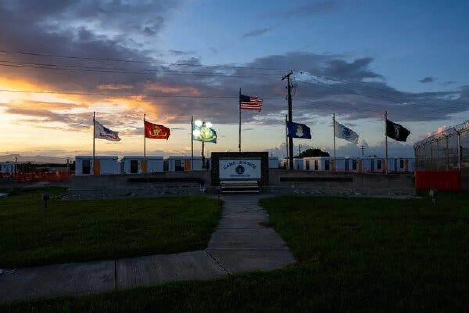 مدخل محكمة «غوانتانامو» (أ.ب)