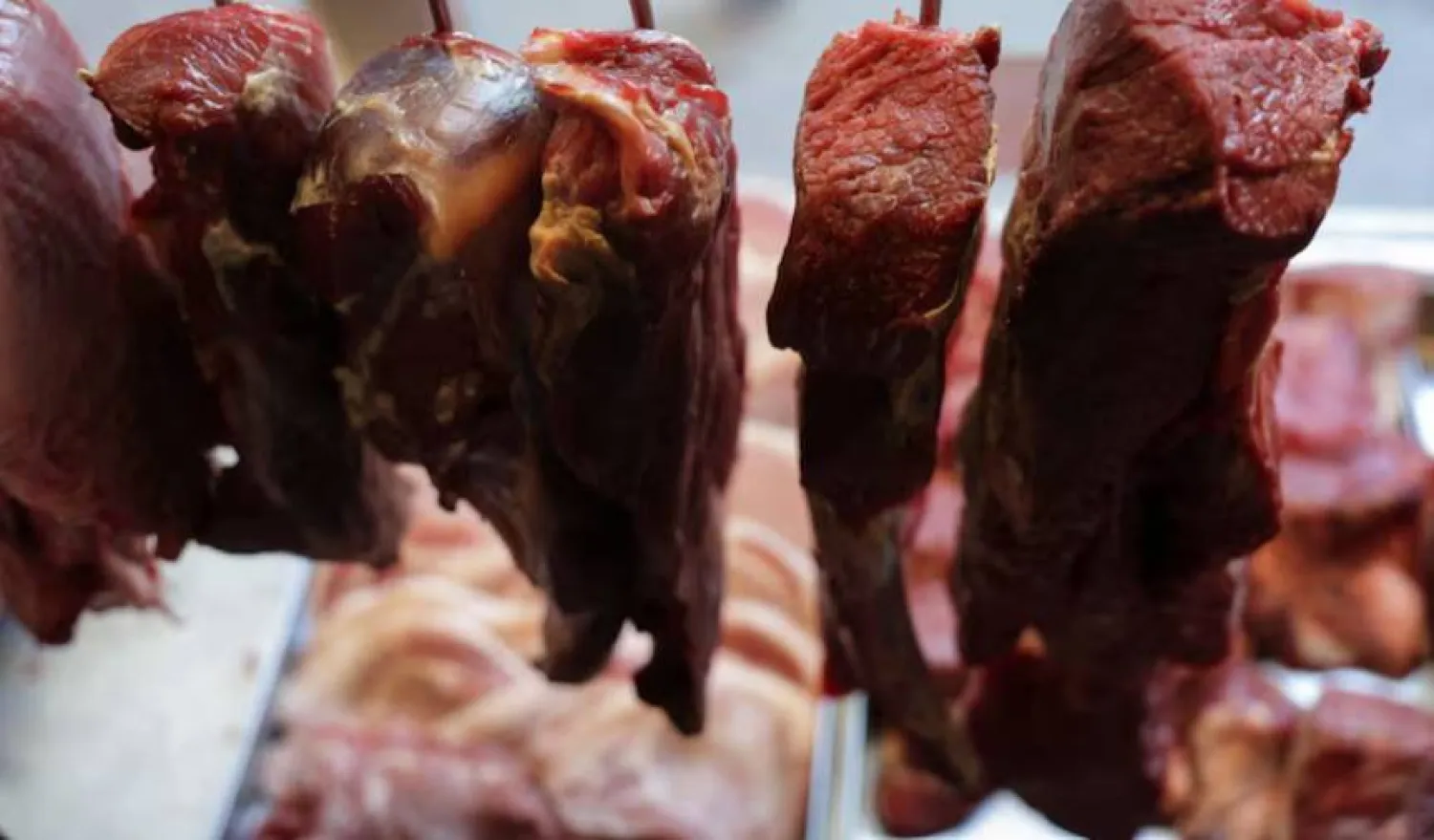 النتائج الأولية للدراسة تشير إلى دور محتمل لاستهلاك اللحوم الحمراء في زيادة خطر سرطان البروستاتا (أرشيفية - رويترز)
