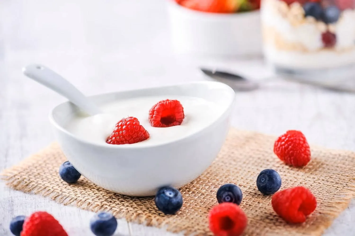 الزبادي يعيد توازن البكتيريا النافعة في الجهاز الهضمي (جامعة هارفارد)