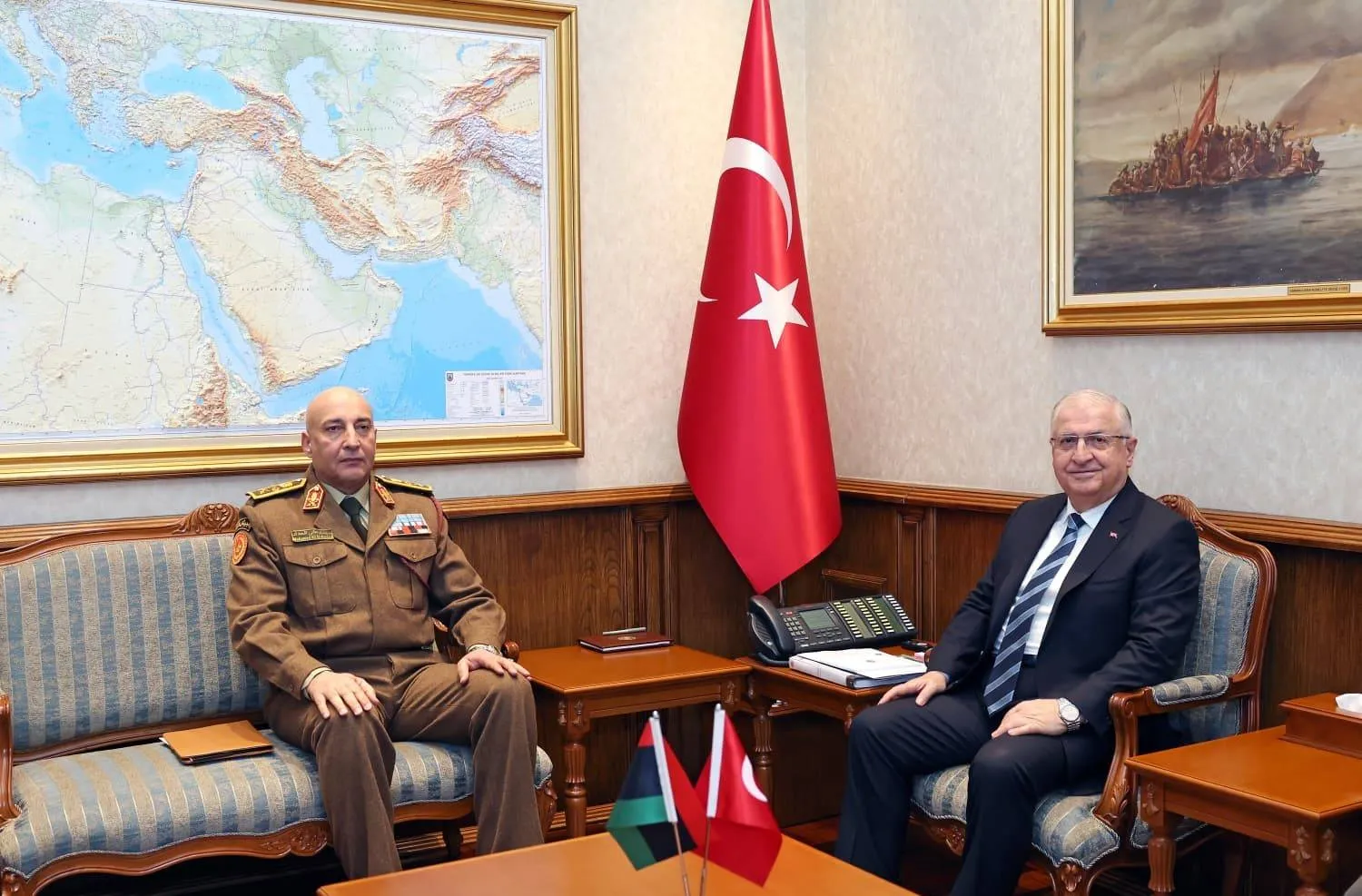 وزير الدفاع التركي يشار غولر استقبل رئيس الأركان الليبي محمد على الحداد في أنقرة الثلاثاء غداة موافقة البرلمان على تمديد بقاء القوات التركية بليبيا (الدفاع التركية-إكس)