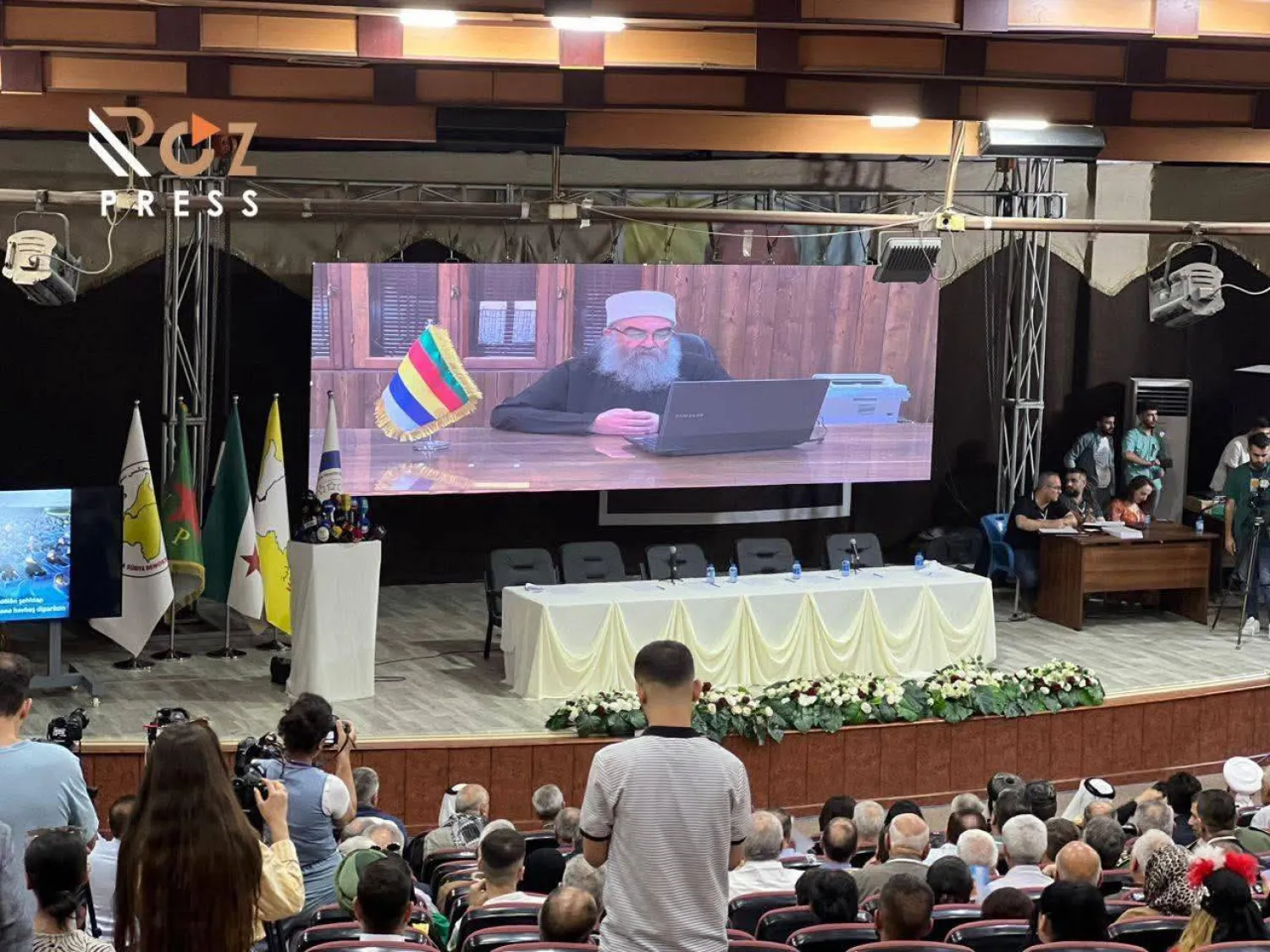 الشيخ حكمت الهجري خلال مشاركته عبر الشاشة في مؤتمر الحسكة الذي نظمته «قسد» للأقليات في أغسطس (متداولة على مواقع التواصل)