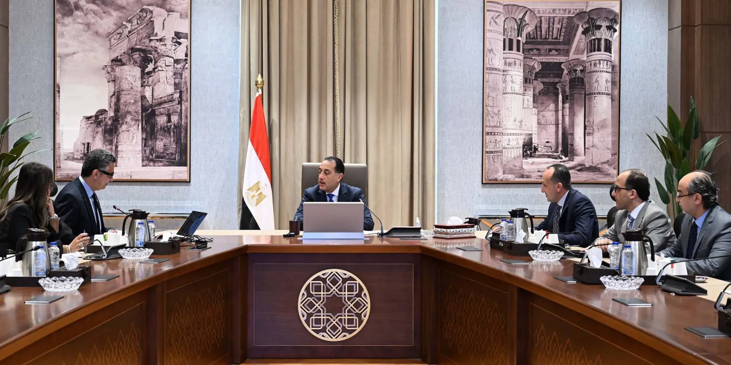 رئيس الوزراء المصري مصطفى مدبولي يناقش مع وزير التموين شريف فاروق تطوير منظومة الدعم مساء الاثنين (مجلس الوزراء المصري)