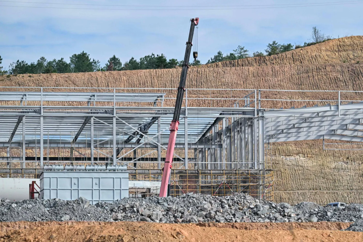 مصنع «باوغانغ شينلي» لمعالجة العناصر الأرضية النادرة لا يزال قيد الإنشاء في مقاطعة جيانغشي بشرق الصين (أ.ف.ب)