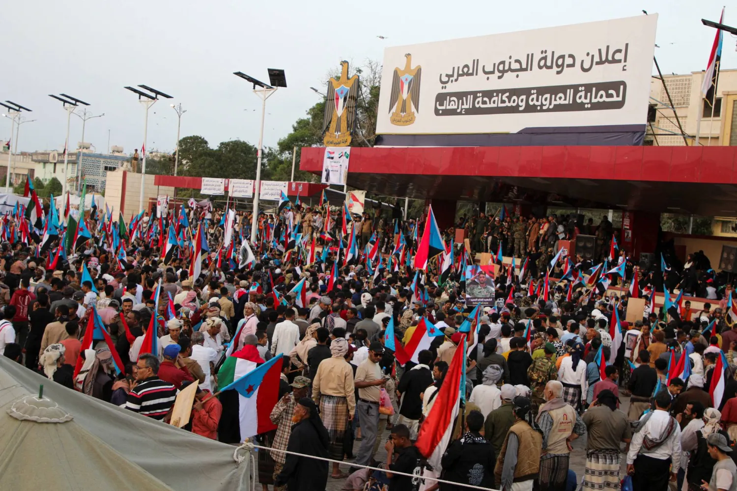 حشد في عدن من أنصار المجلس الانتقالي الجنوبي المطالب بالانفصال عن شمال اليمن (رويترز)