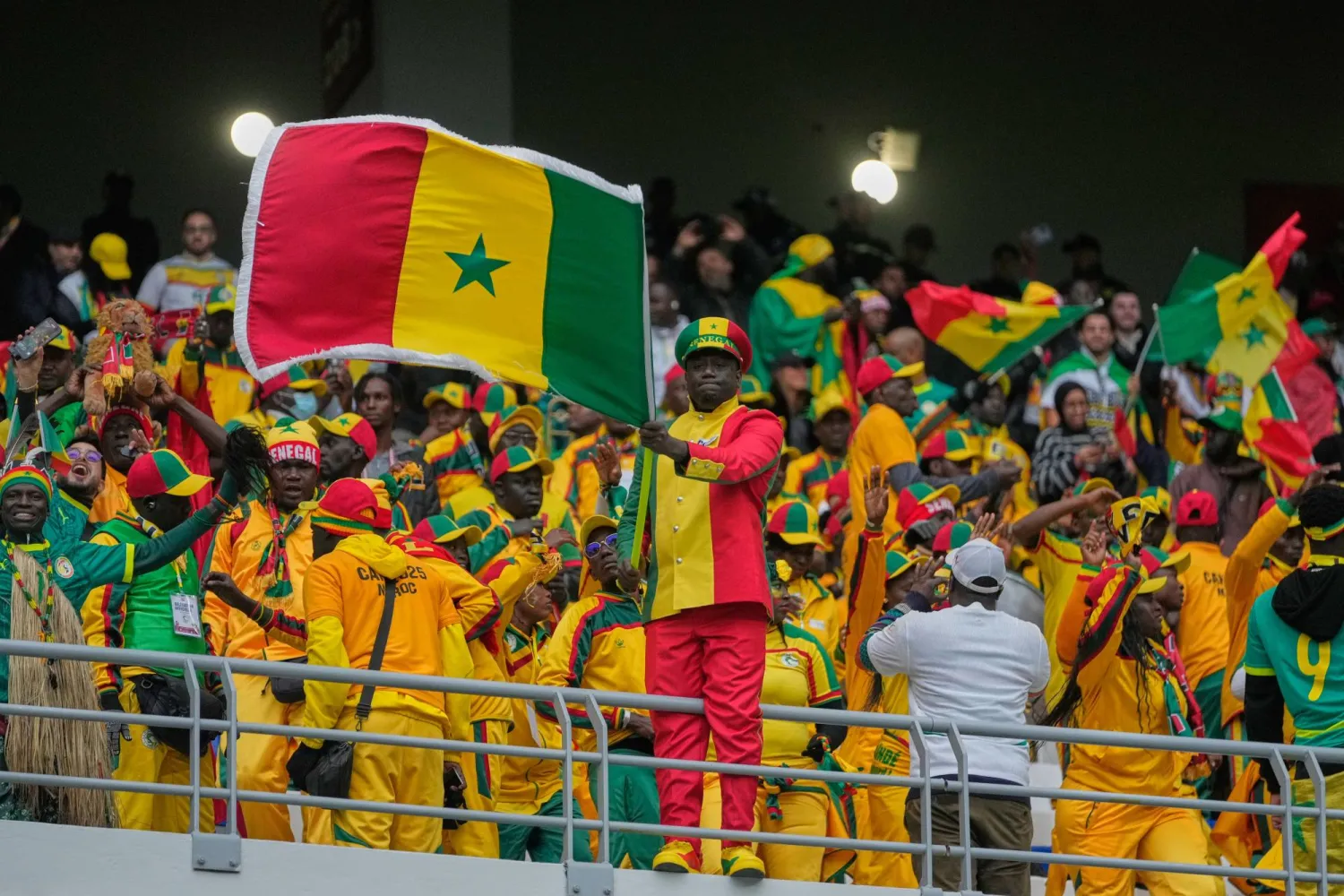 مشجعو منتخب السنغال في مدينة طنجة (أ.ب)