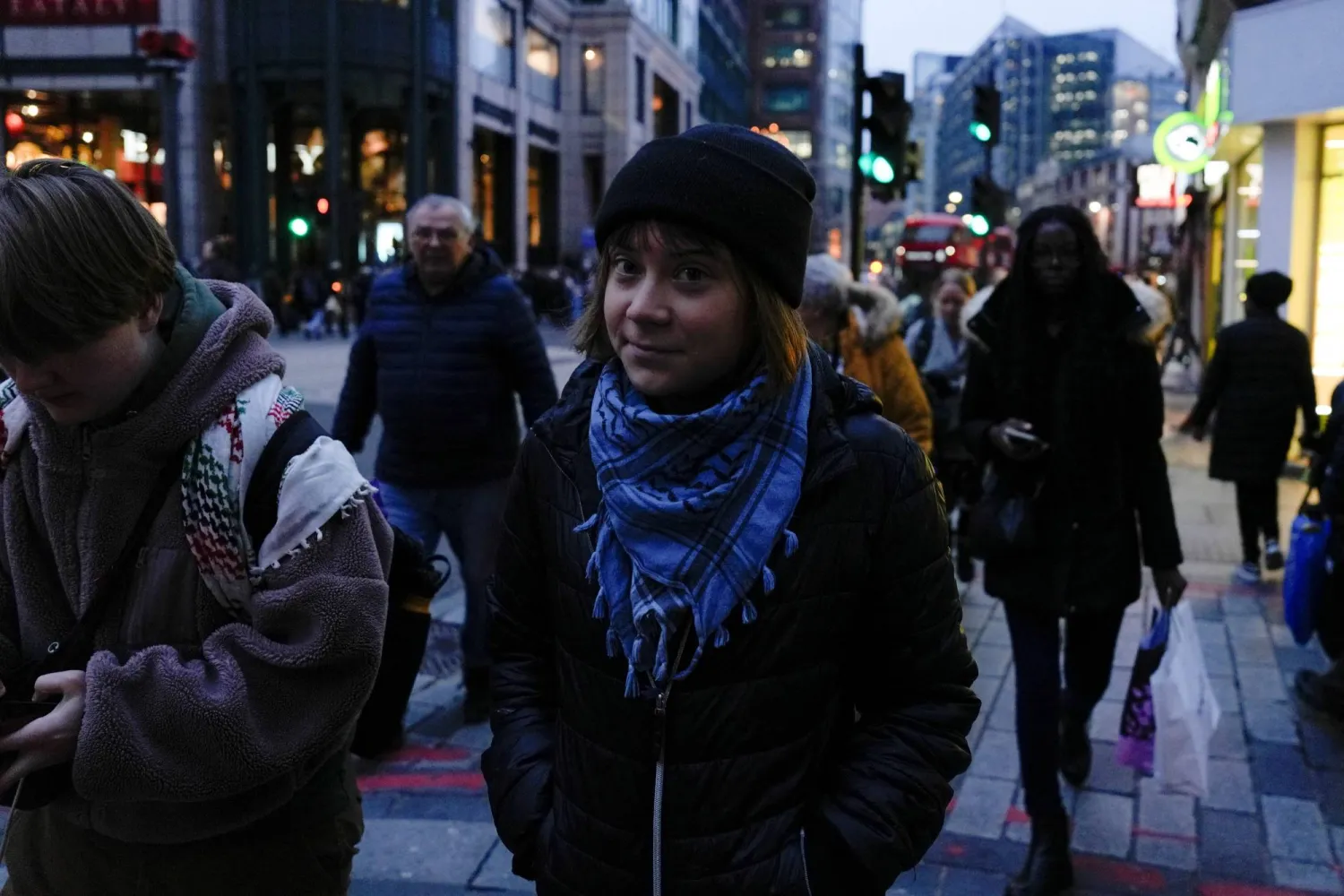 الناشطة السويدية غريتا تونبرغ بعد خروجها من مركز للشرطة في لندن (رويترز)