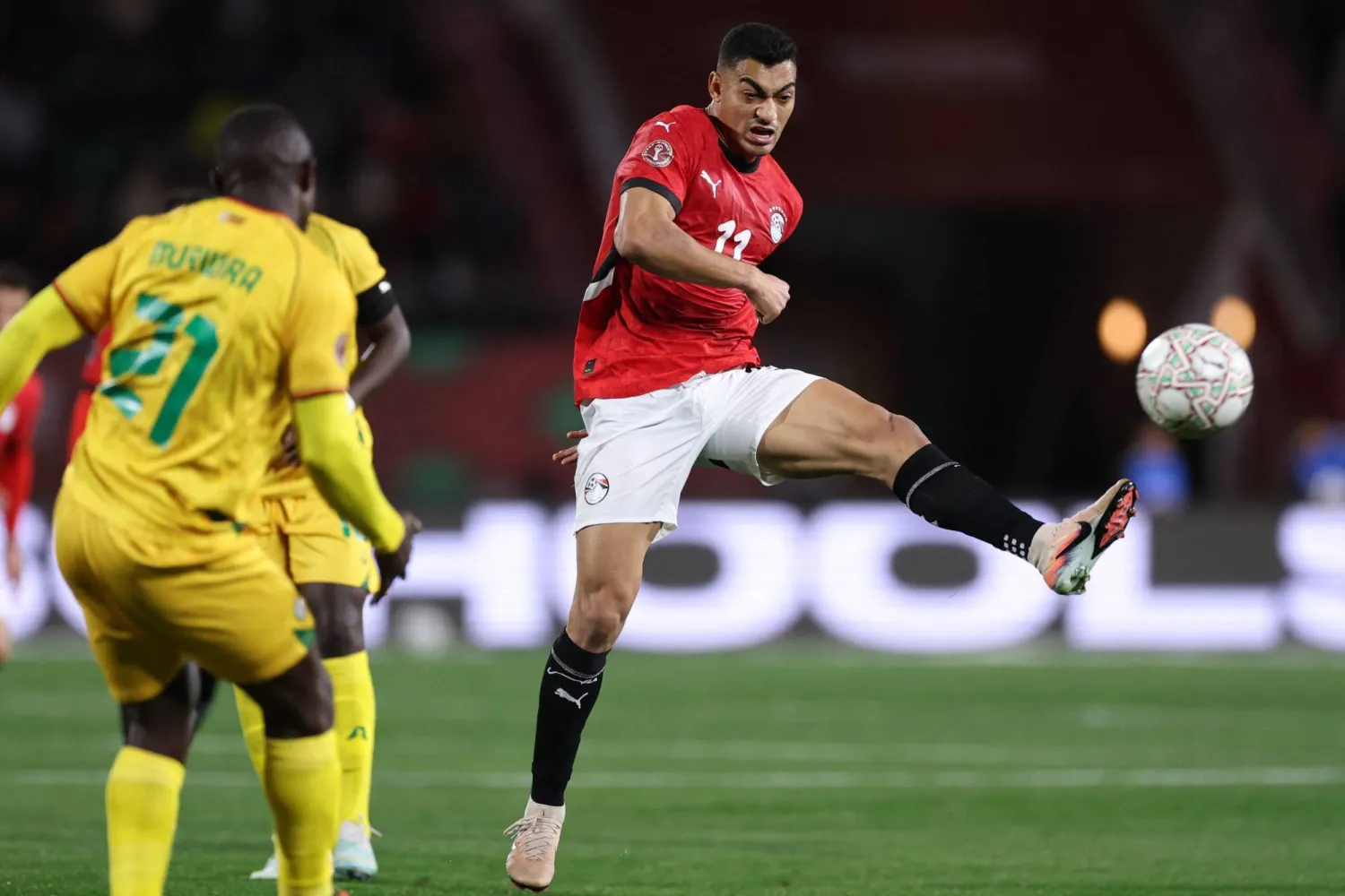 مصطفى محمد أصيب في مواجهة زيمبابوي (أ.ف.ب)