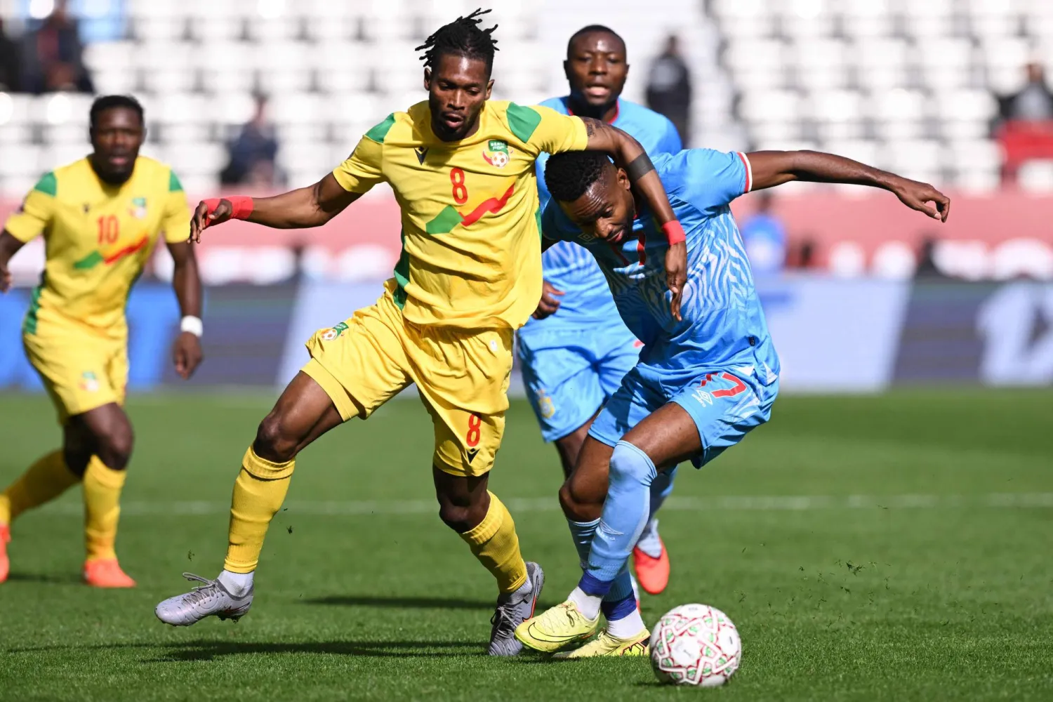 سيدريك باكامبو (يمين) مهاجم منتخب الكونغو الديمقراطية (أ.ف.ب)