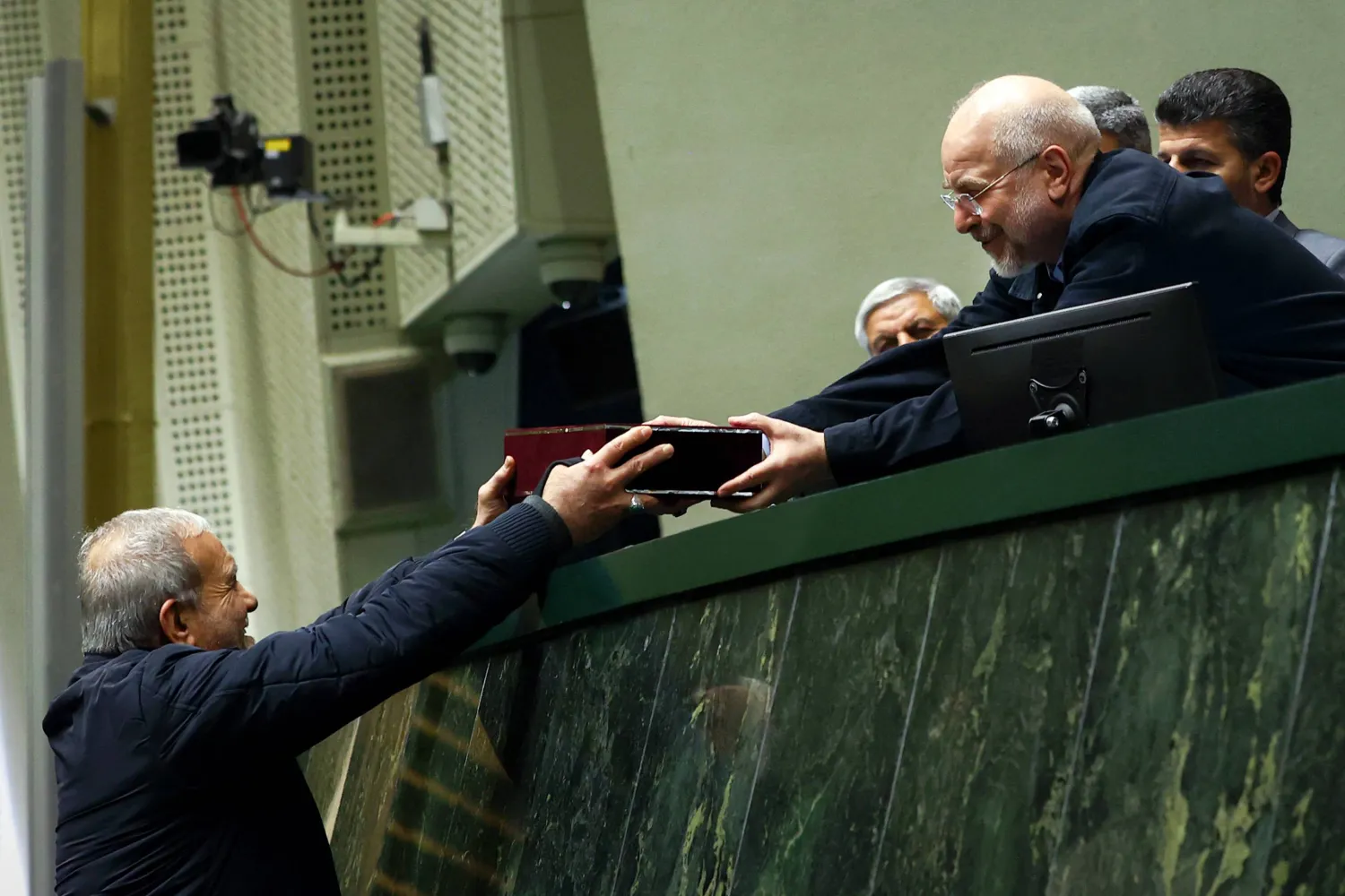 بزشكيان يسلم مسودة مشروع الموازنة إلى قاليباف الثلاثاء (الرئاسة الإيرانية)