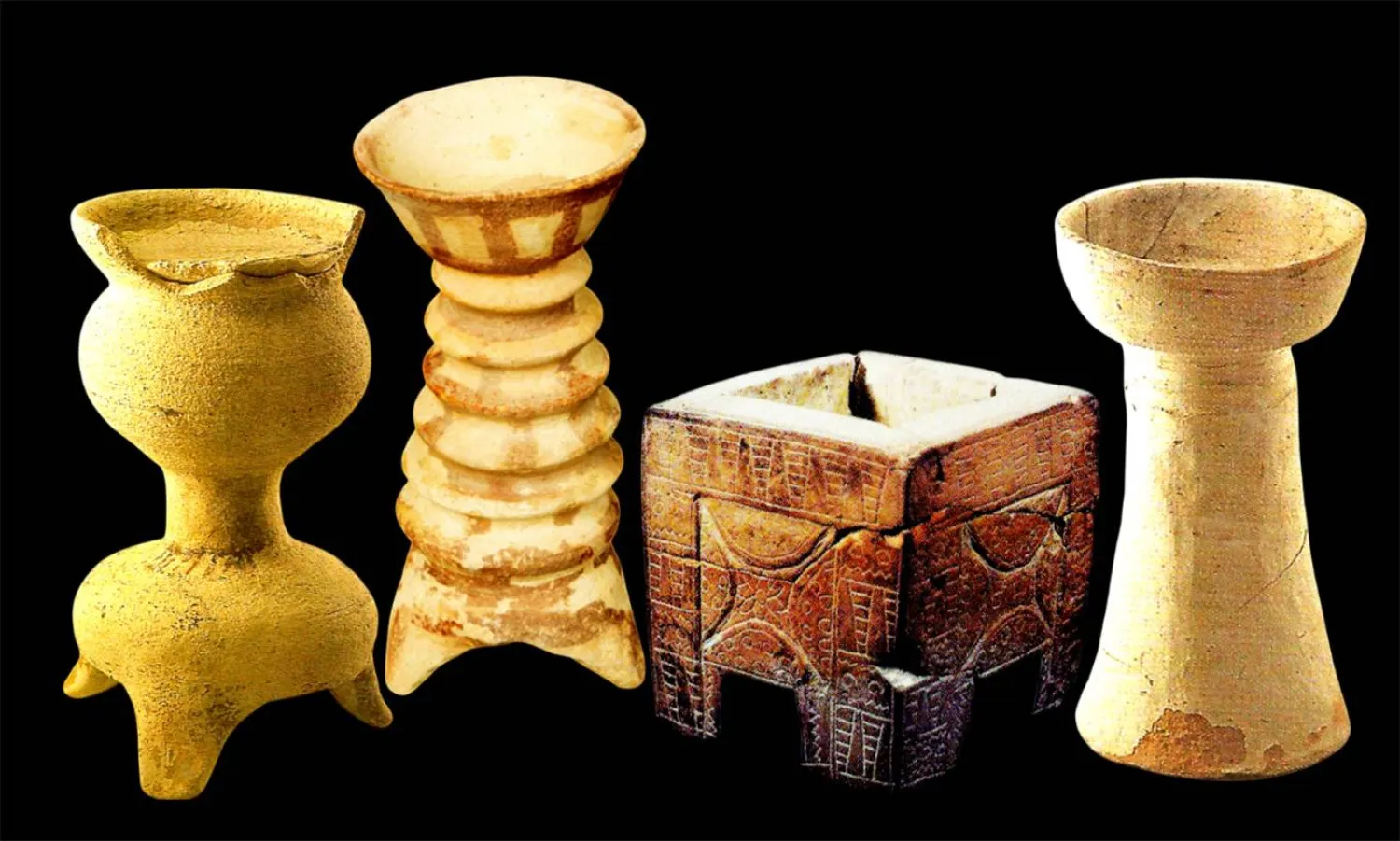 أربع مجامر محفوظة في متحف البحرين الوطني بالمنامة.