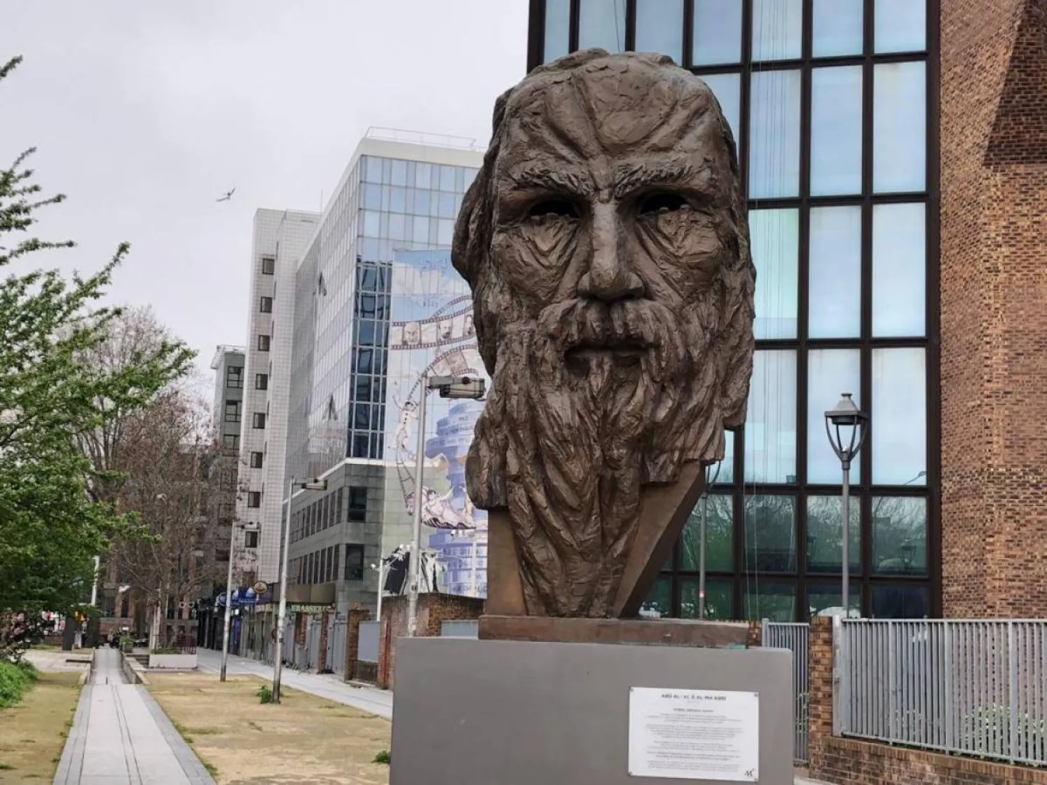 تمثال أبي العلاء المعري وهو من إنجاز  النحات السوري عاصم الباشا