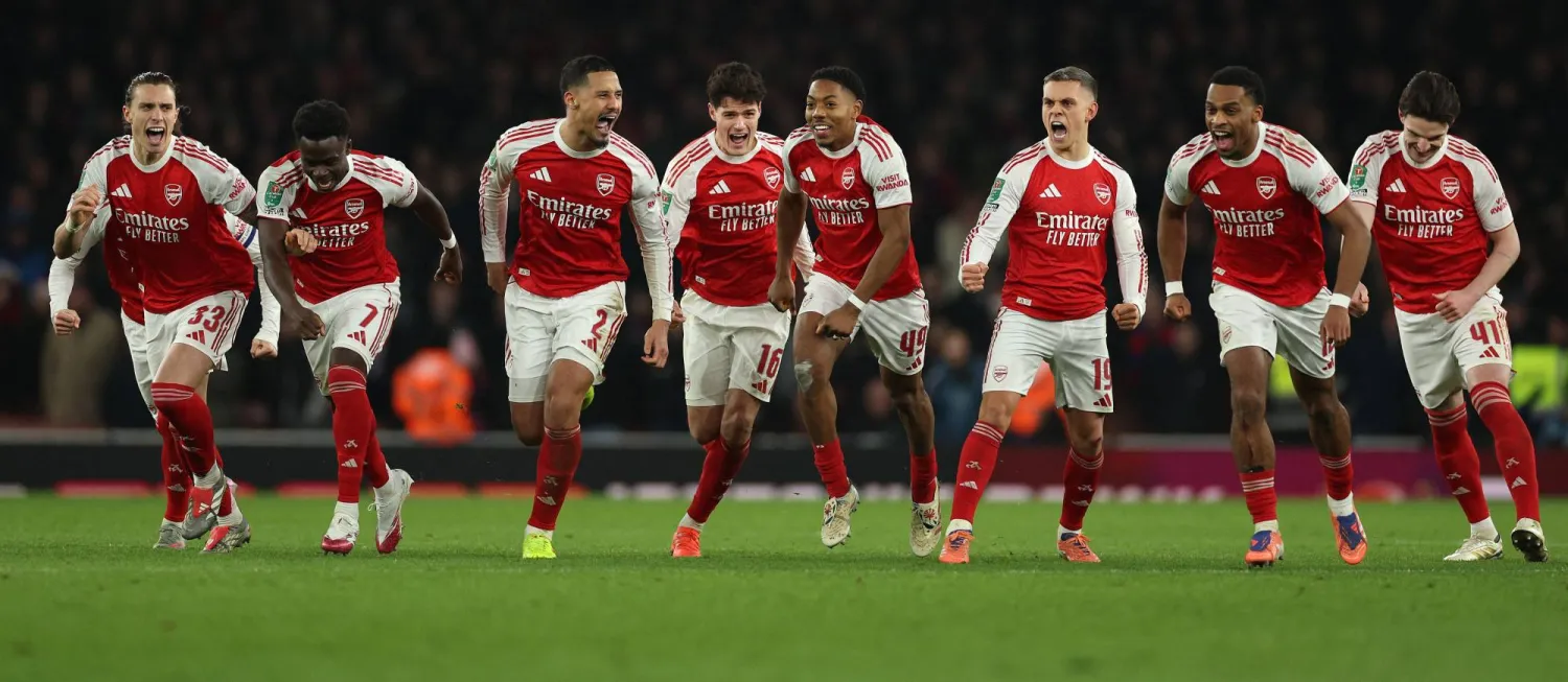 احتفالية لاعبي آرسنال بعد إقصاء كريستال بالاس بركلات الترجيح (أ.ف.ب)