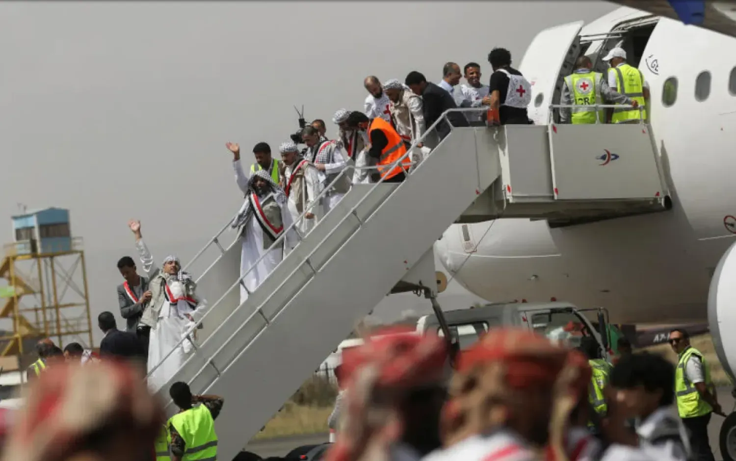 Önceki bir takas operasyonunda Sanaa havaalanına varışlarında el sallayan mahkumlar (Arşiv - Reuters)