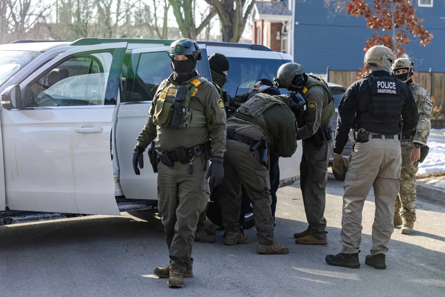 عملاء فيدراليون أميركيون يحتجزون رجلاً خلال مداهمة متعلقة بالهجرة في مدينة شيكاغو (رويترز)