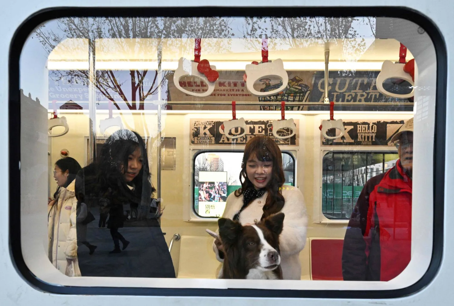 زوار في متجر للعب الأطفال على شكل قطار وسط العاصمة اليابانية طوكيو (أ.ف.ب)