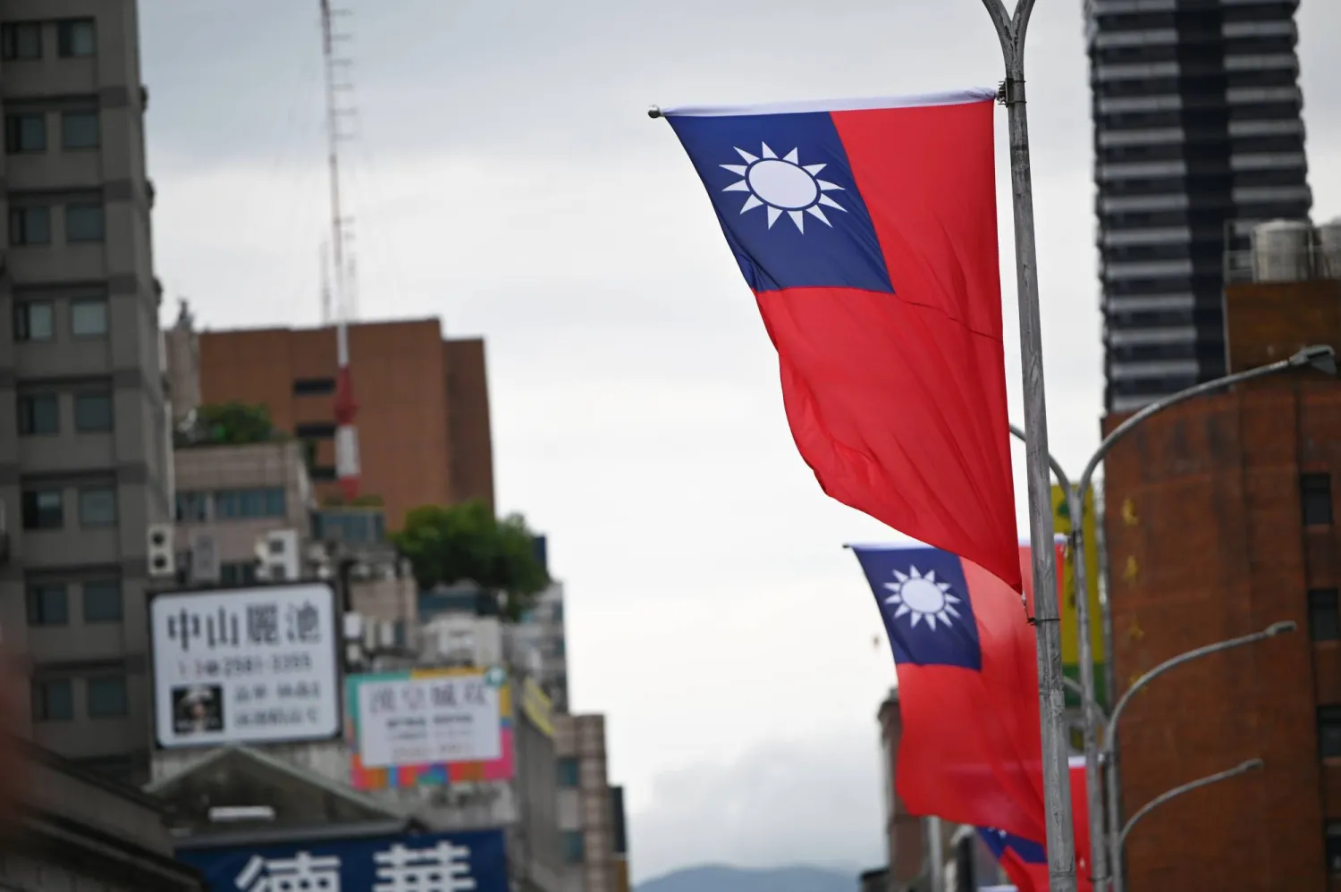 19 May 2024, Taiwan, Taipei: Taiwanese flags fly on a main road. (dpa)