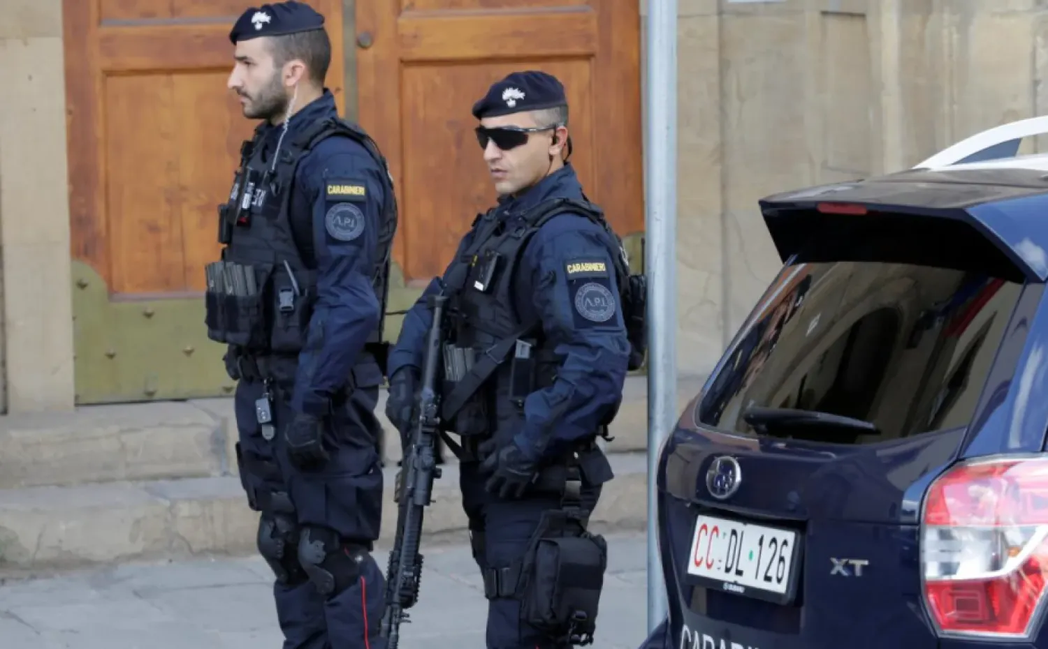 عناصر من الشرطة الإيطالية (رويترز)