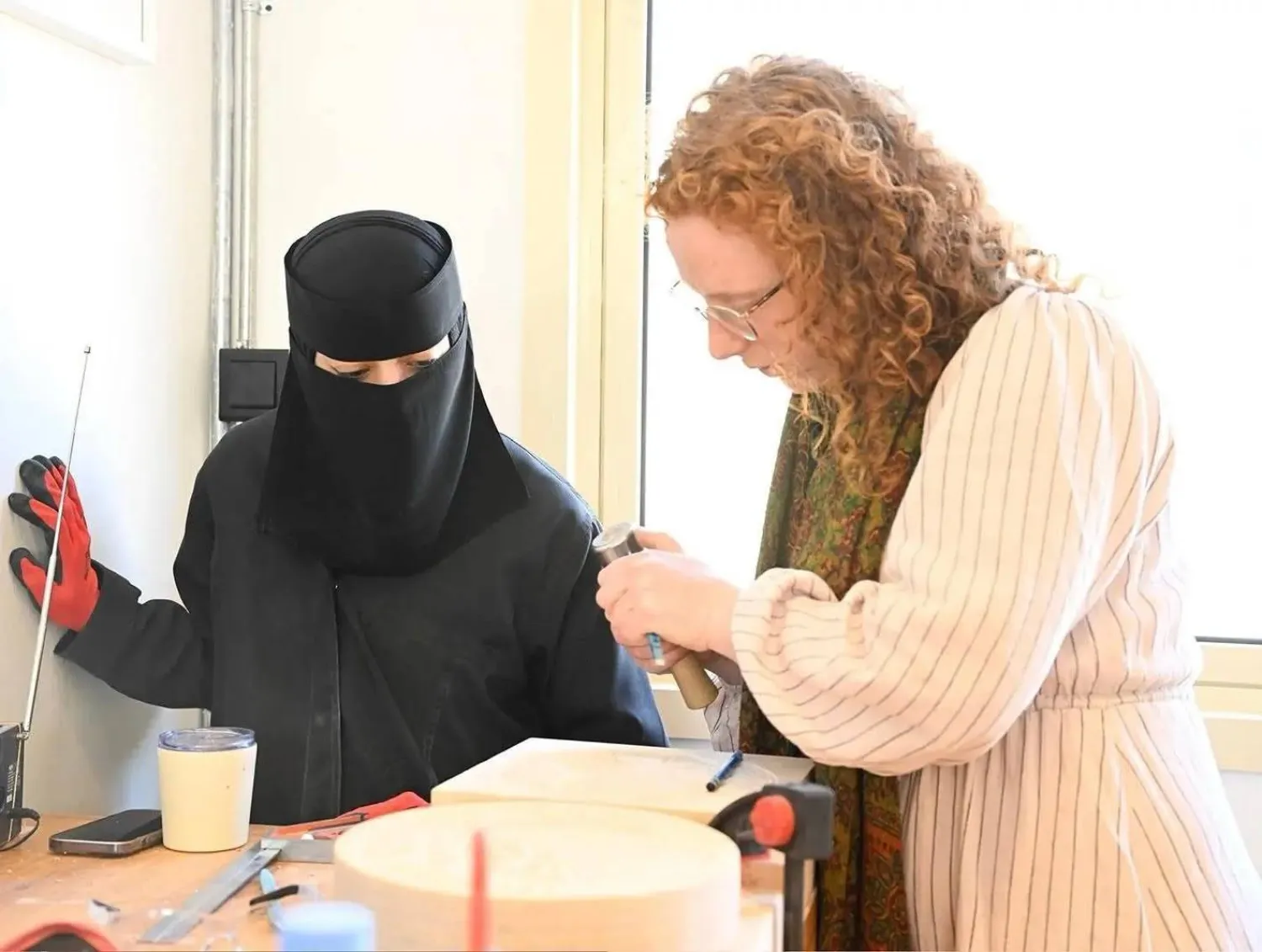 في قلب العلا تمثل «مدرسة الديرة» نافذة جديدة على الفنون (واس)