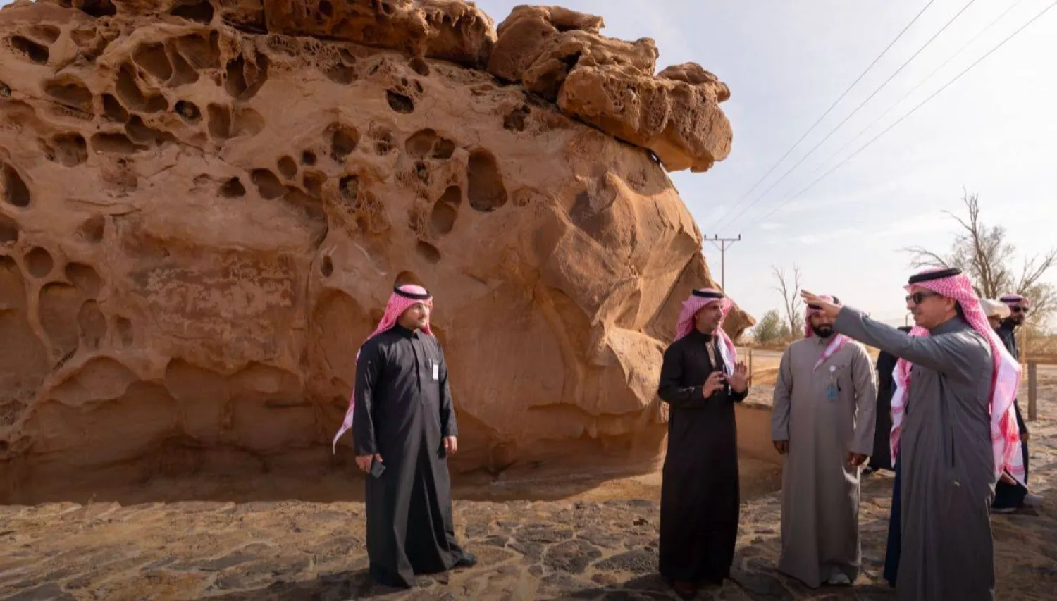 وزير السياحة خلال جولته بحصاة النصلة (صخرة عنترة) في عيون الجواء بالقصيم (الشرق الأوسط)