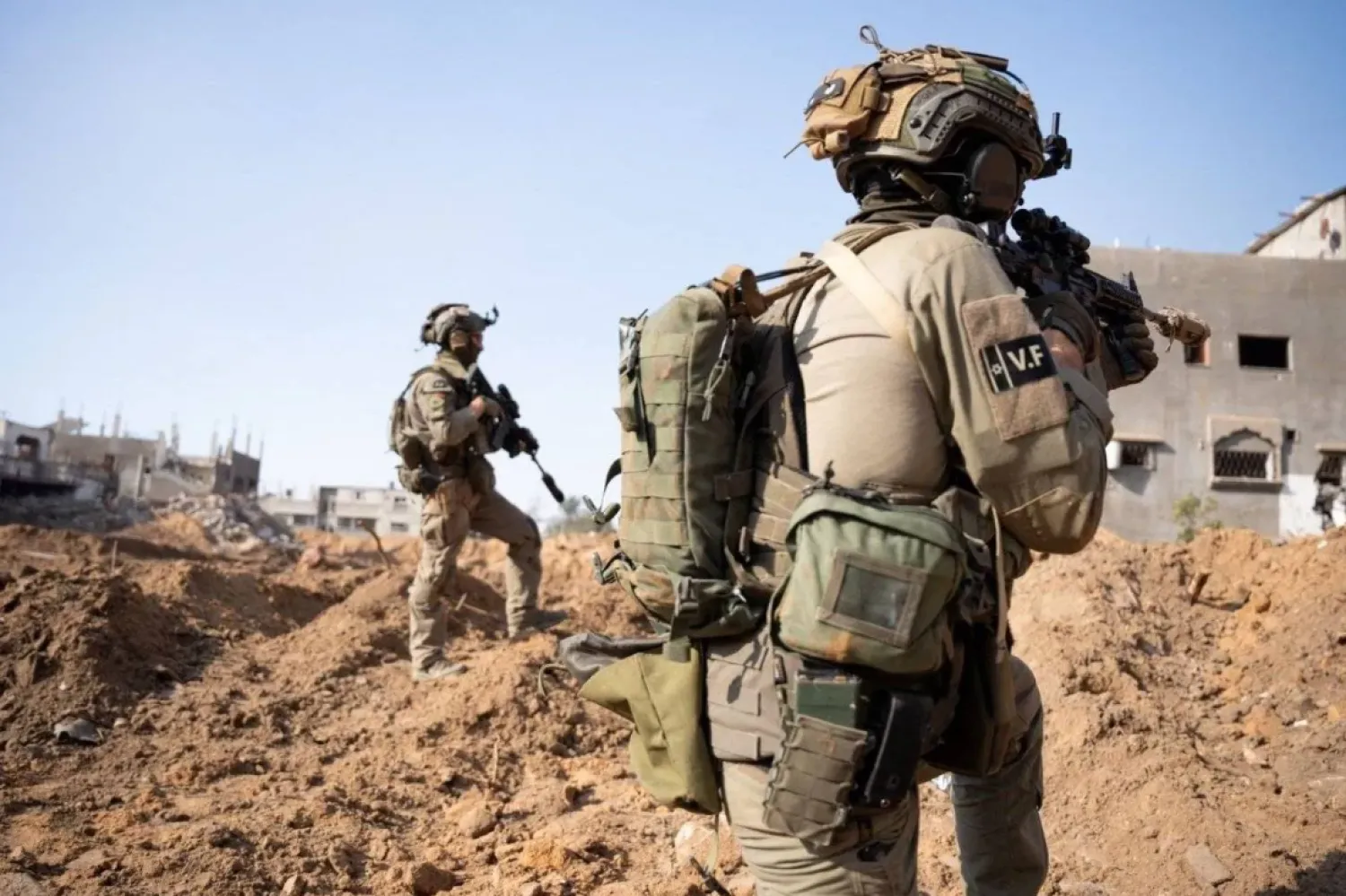 Two Israeli soldiers inside Gaza (AFP)
