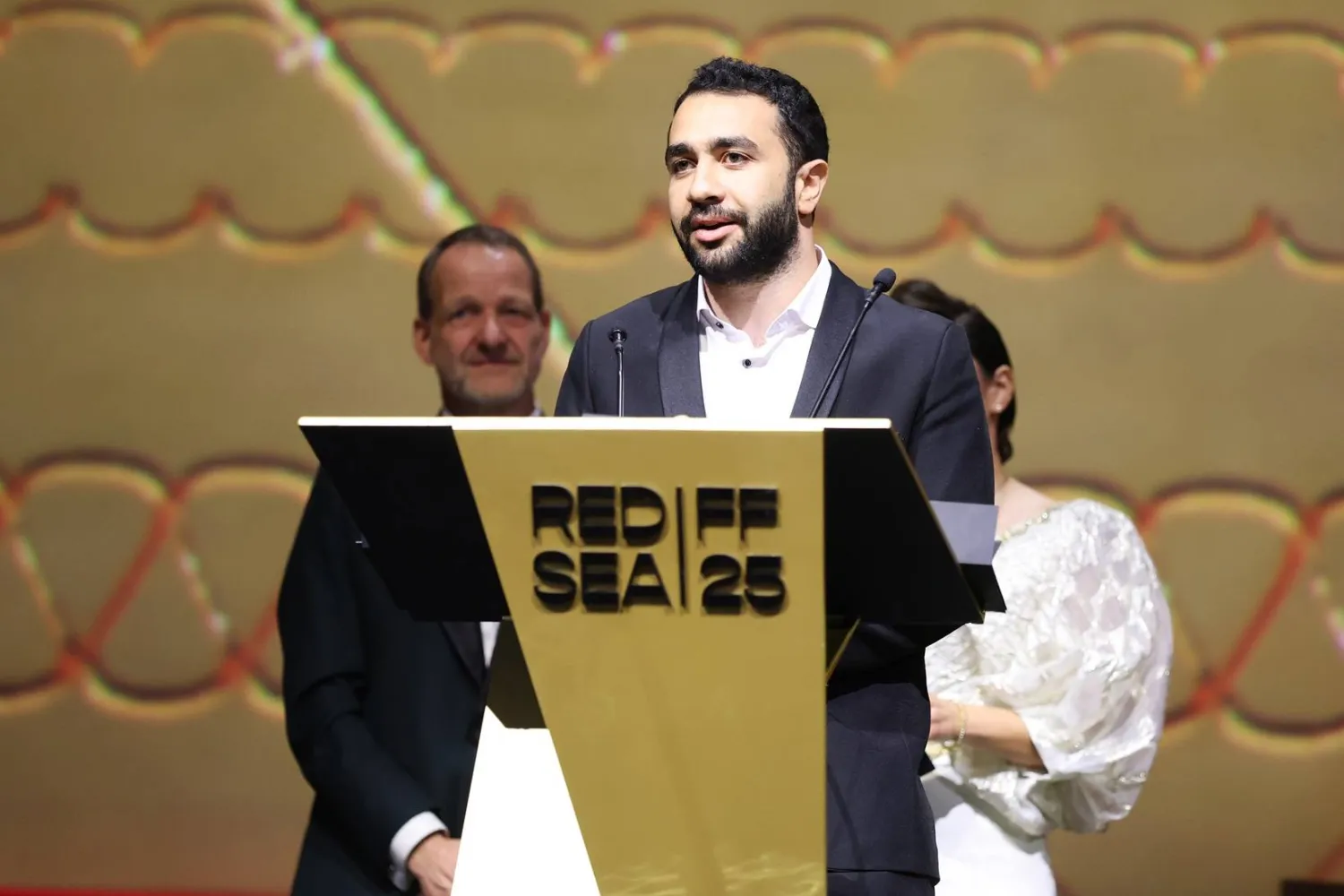 خلال تسلم الجائزة في «مهرجان البحر الأحمر» (إدارة المهرجان)