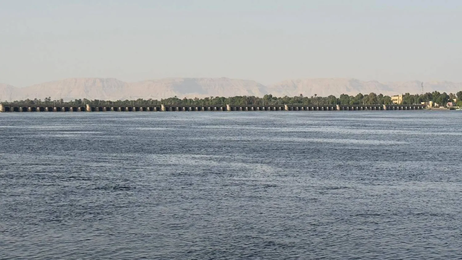 نهر النيل عند قناطر إسنا جنوب مصر (الشرق الأوسط)