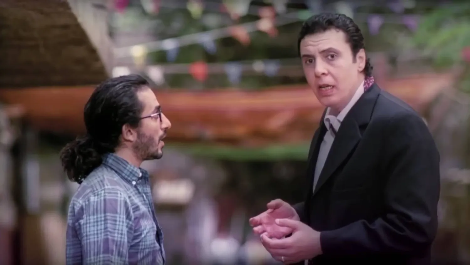 طارق الأمير مع أحمد حلمي في لقطة من فيلم «عسل إسود» (يوتيوب)