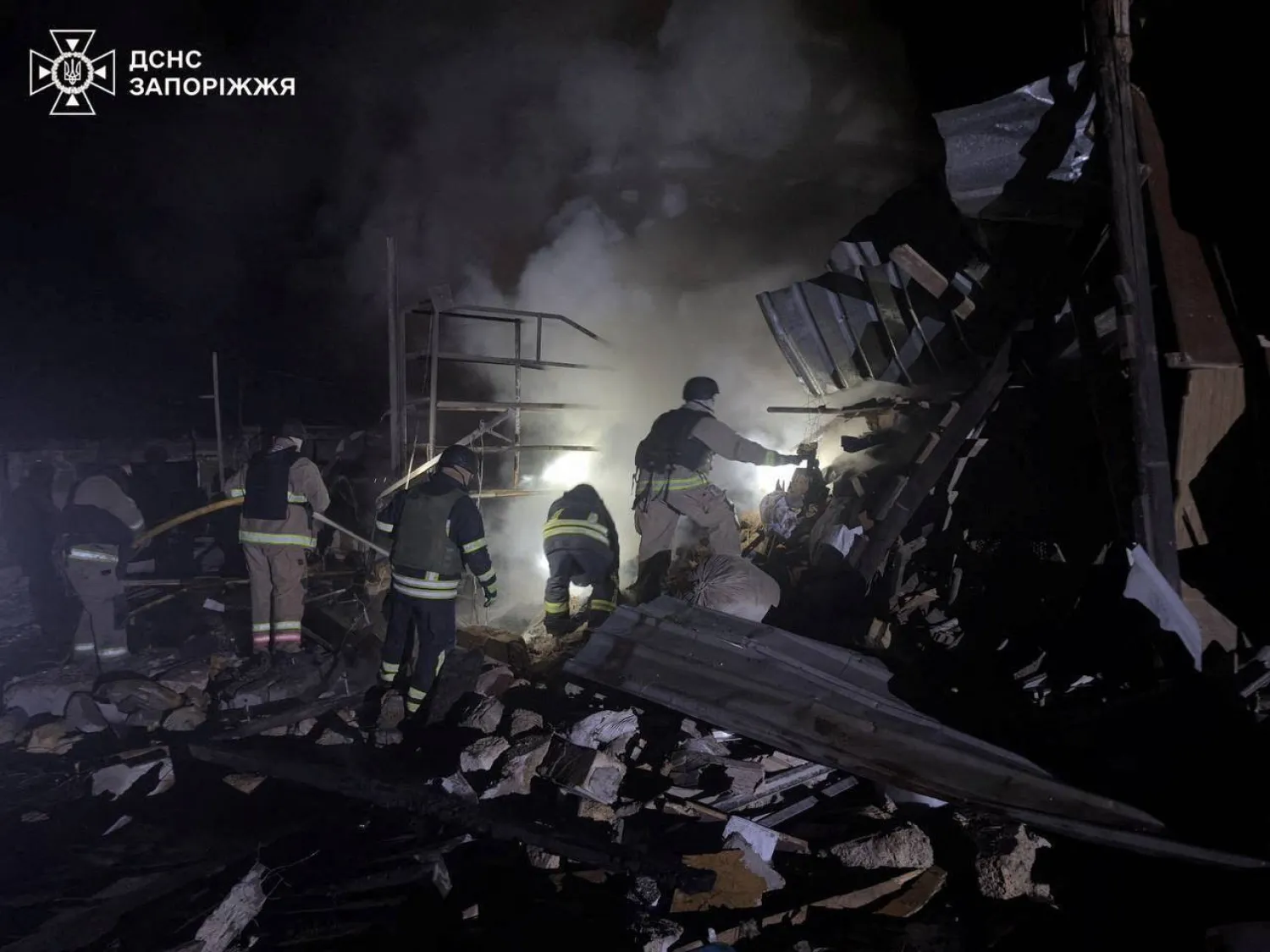 عناصر إطفاء يحاولون إخماد حريق سببته ضربة جوية روسية على زابوريجيا يوم 24 ديسمبر 2025 (رويترز)