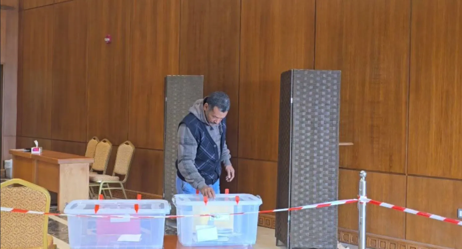 أحد الناخبين بالسفارة المصرية في الأردن مع فتح باب التصويت لانتخابات إعادة المرحلة الأولى بـ19 دائرة بـ«النواب» (تنسيقية شباب الأحزاب والسياسيين)