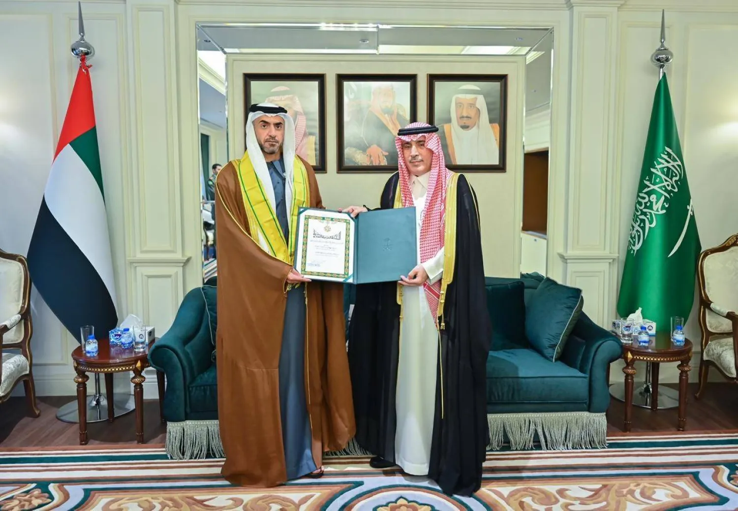 السفير السعودي لدى الإمارات يقلد السفير الإماراتي السابق لدى المملكة وشاح المؤسس من الطبقة الثانية (واس)