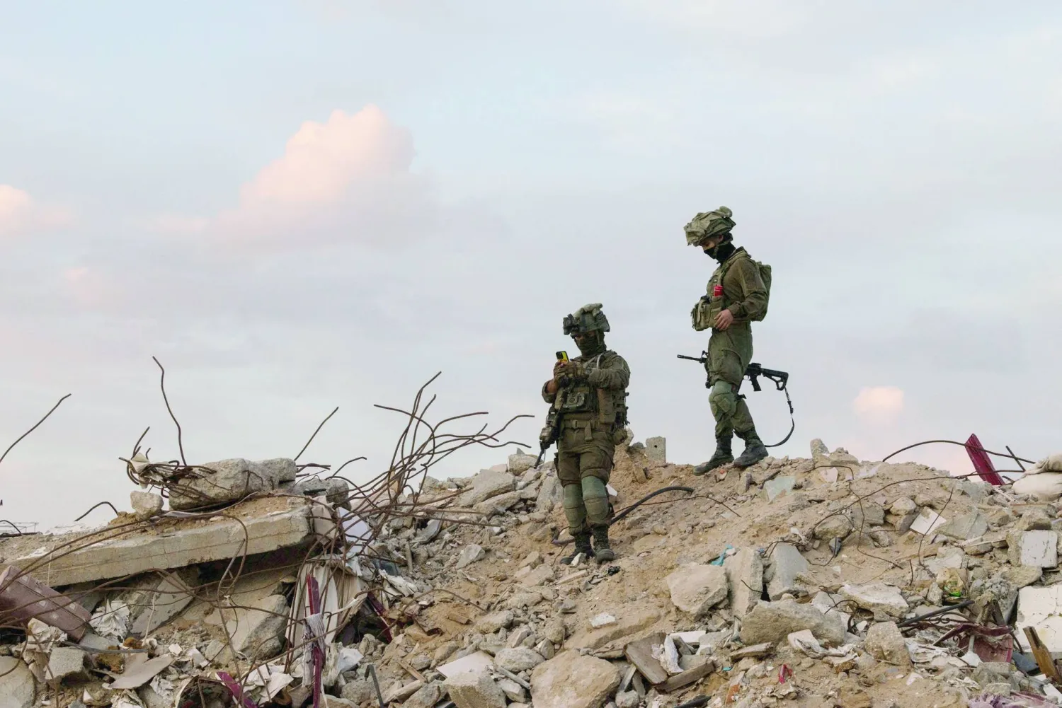 جنديان إسرائيليان في رفح جنوب قطاع غزة (رويترز)