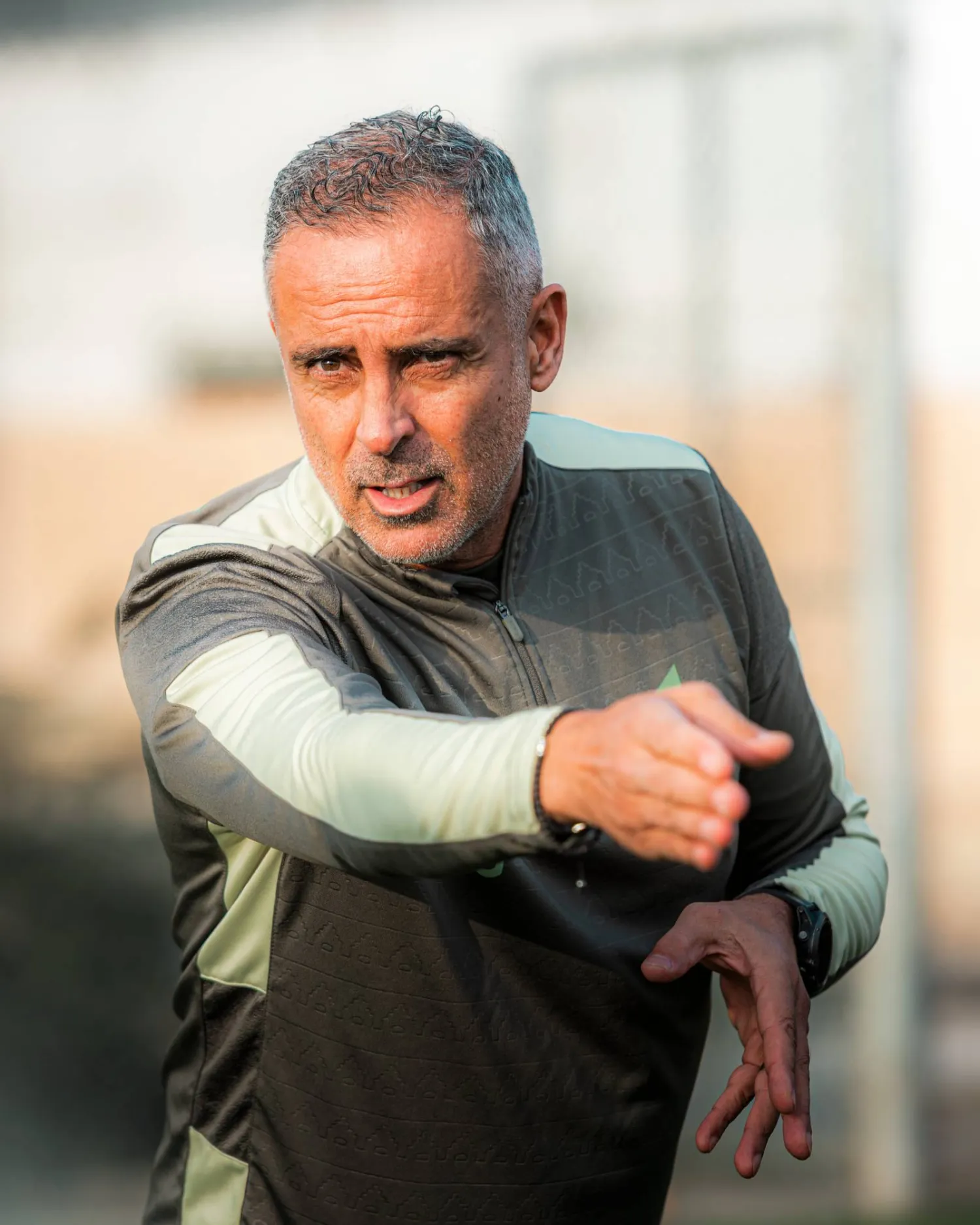 غوميز يوجه لاعبيه خلال التدريبات الأخيرة (نادي الفتح)