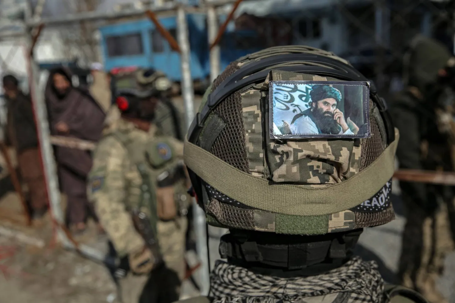 سعى مئات آلاف الأفغان الذين عملوا مع الولايات المتحدة إلى مغادرة البلاد (إ.ب.أ)