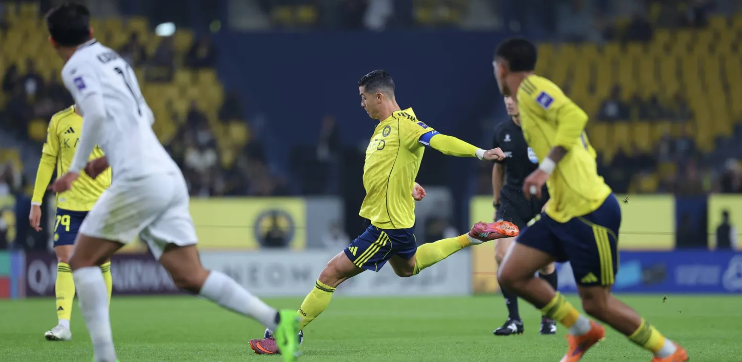 رونالدو يسدد الكرة خلال مباراة الزوراء (تصوير: عبد العزيز النومان)