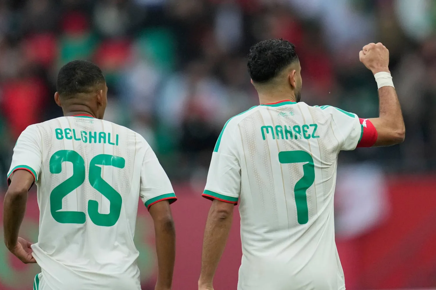 محرز يحتفل بعد تسجيل هدفه الثاني أمام السودان (أ.ب)