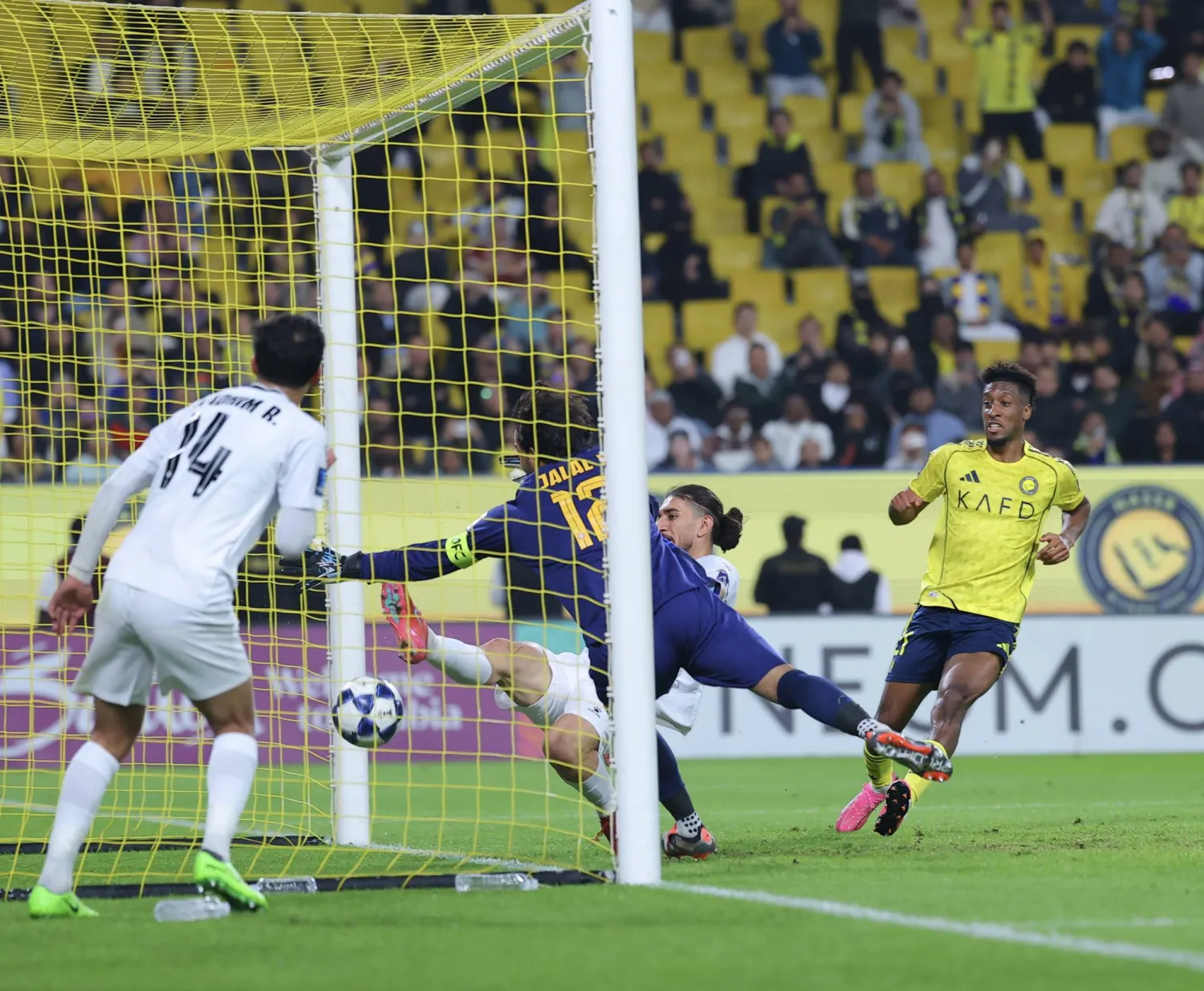 جلال حسن يحاول التصدي لكرة كومان لاعب النصر (تصوير: عبد العزيز النومان)