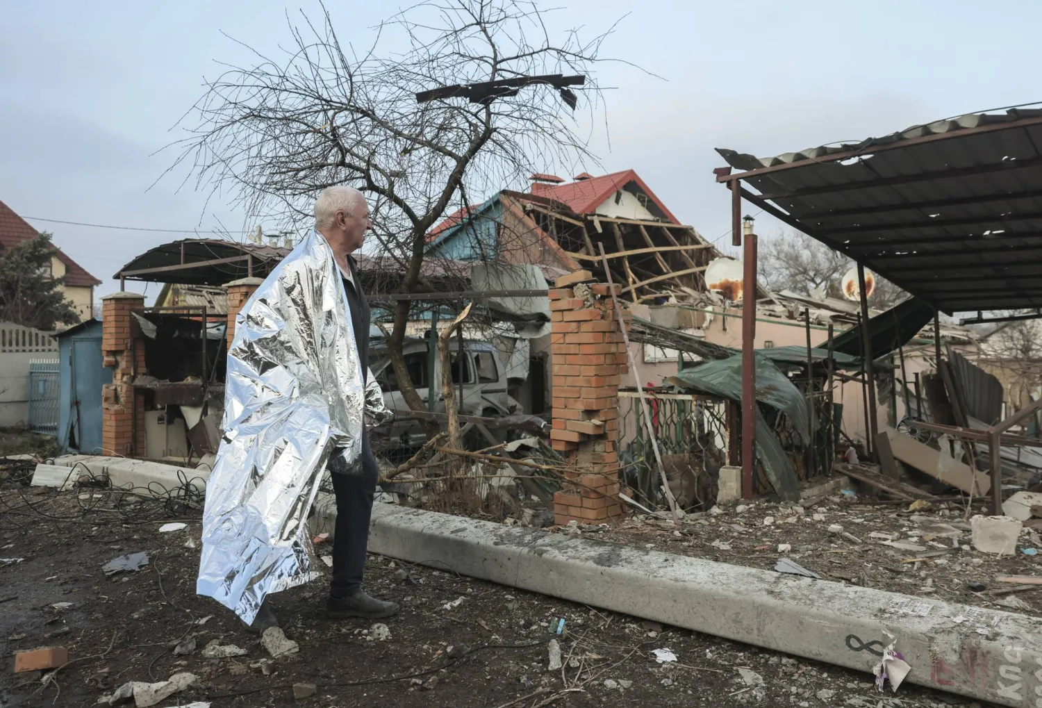 
مواطن أوكراني يتفقد نتائج ضربة روسية في زابوريجيا جنوب شرقي أوكرانيا يوم 19 ديسمبر 2025 (إ.ب.أ)