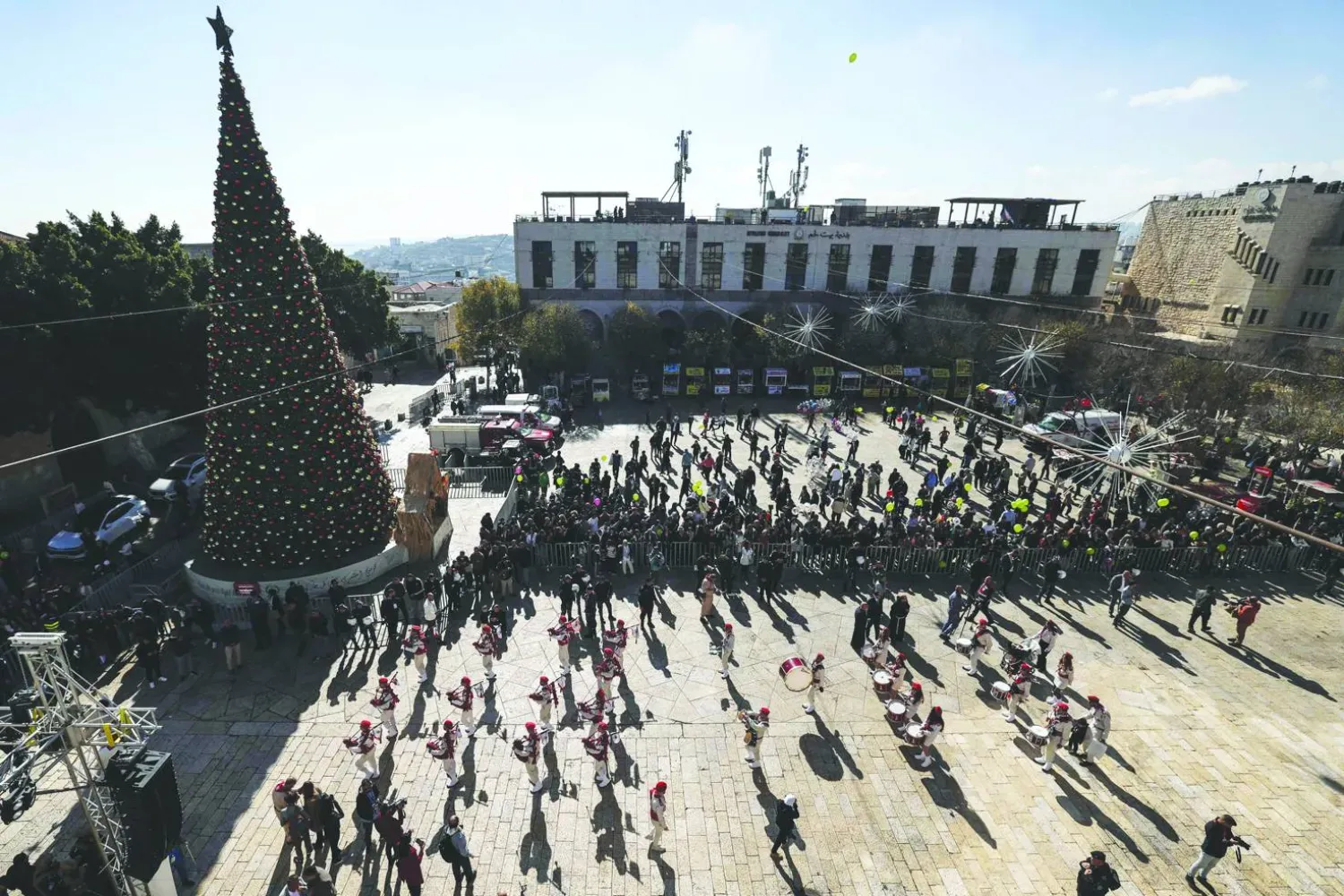 Dün Batı Şeria'daki Beytüllahim'de bulunan Doğuş Kilisesi önündeki Noel Arifesi kutlamalarından (AFP)
