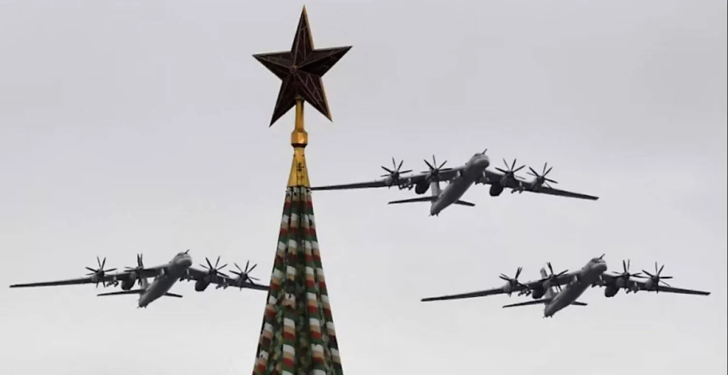قاذفات القنابل الاستراتيجية الروسية من طراز «توبوليف تو - 95 إم إس» تحلق فوق الكرملين والساحة الحمراء في وسط موسكو في 9 مايو 2020 (أرشيفية - أ.ف.ب)
