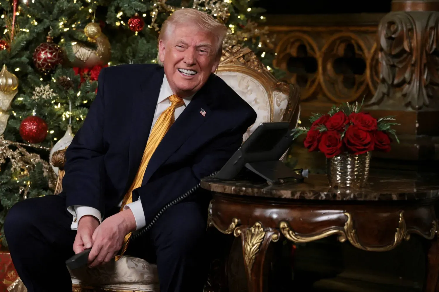 ABD Başkanı Donald Trump, Noel arifesinde Palm Beach, Florida’daki Mar-a-Lago tatil tesisinden Noel Baba’yı takip etmek için telefon görüşmelerine katıldı (Reuters)