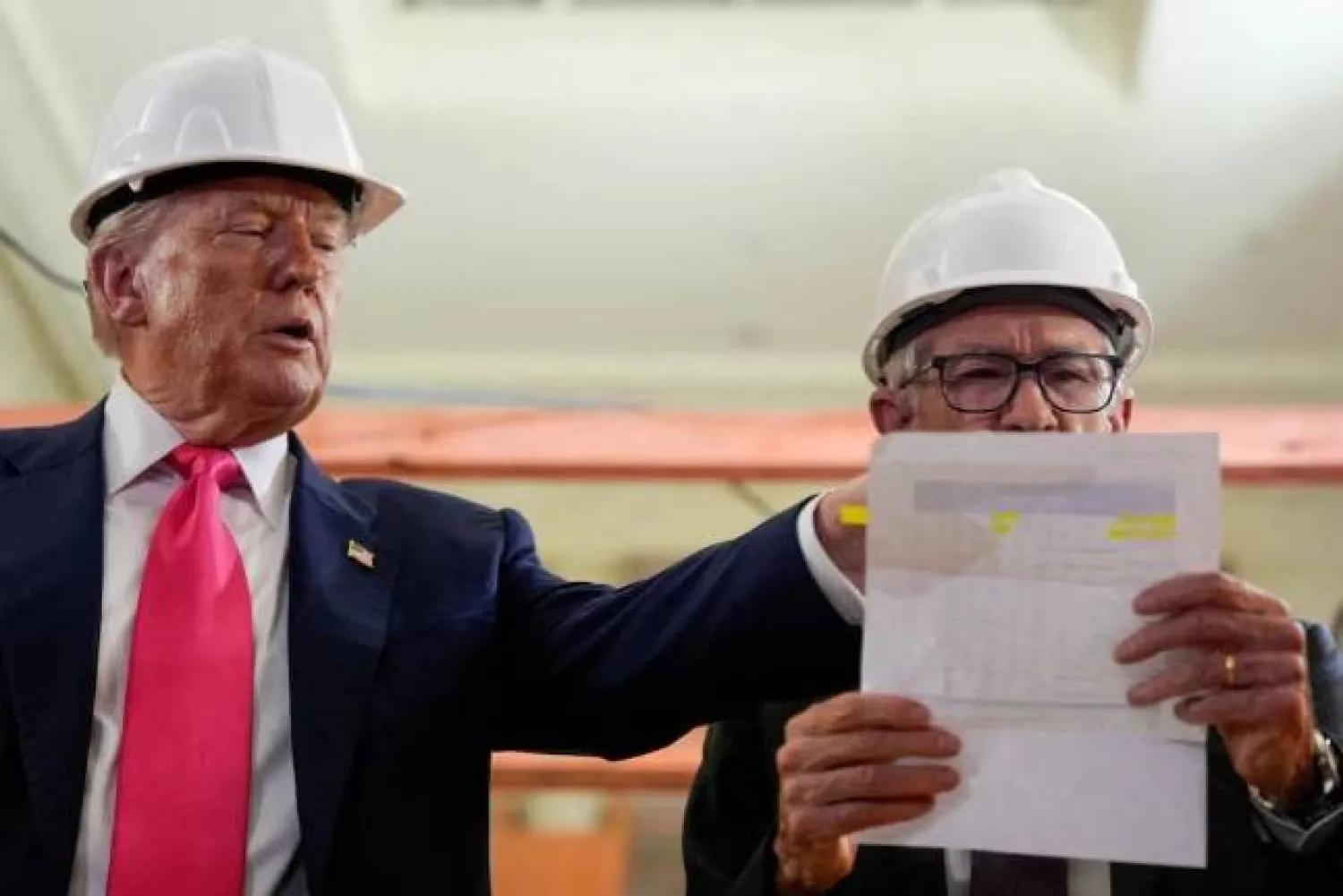 دونالد ترمب وجيروم باول خلال جولة في مبنى «الاحتياطي الفيدرالي» في واشنطن 24 يوليو الماضي (رويترز)